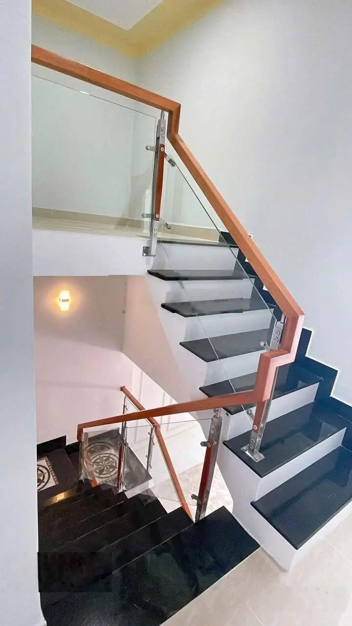 Chủ cần ra đi gấp căn nhà thiết kế siêu đẹp ngay chợ Thành Nam DT 85m2 mặt tiền đường nhựa 9m SHR