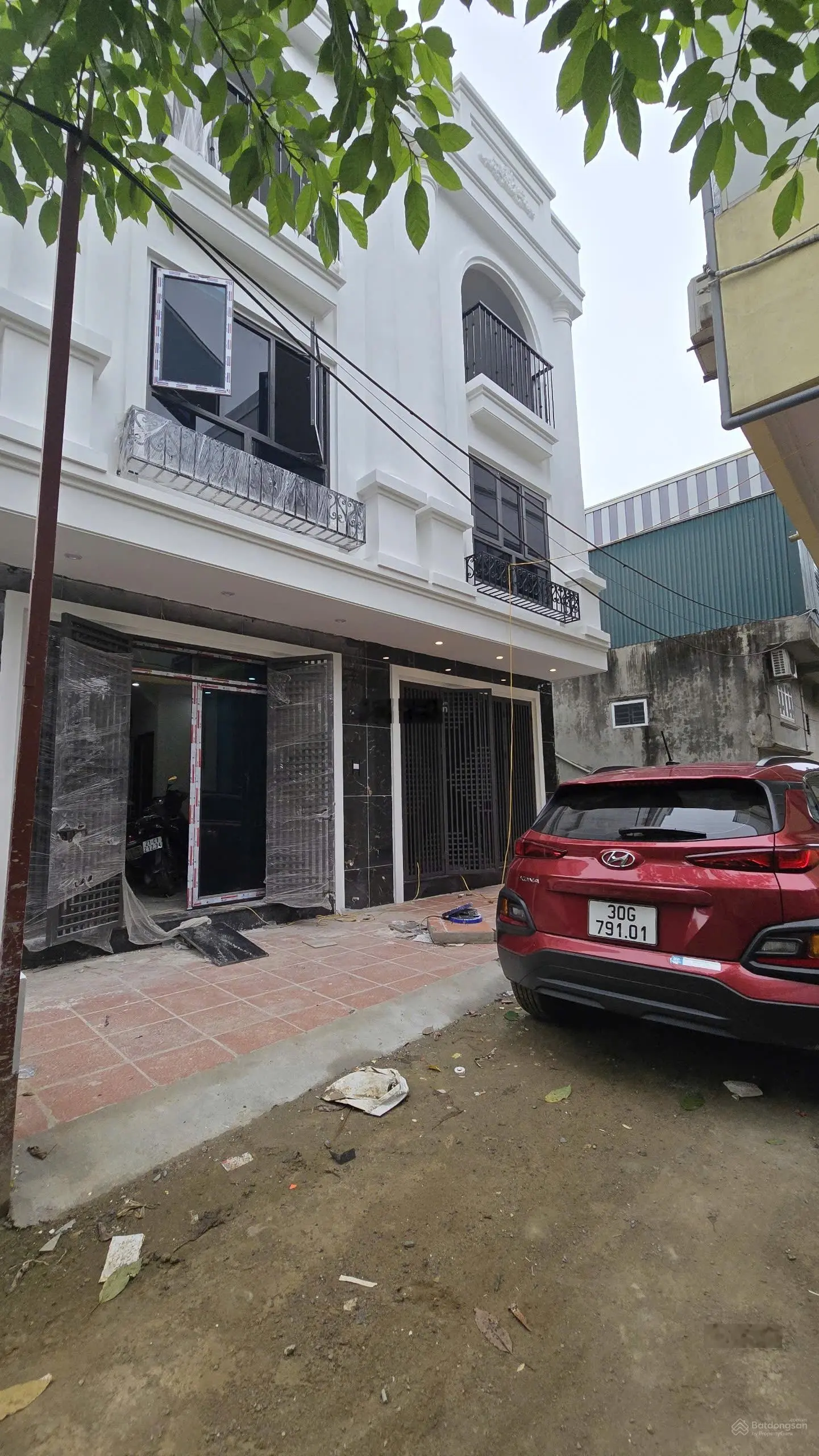 Nhà dt khủng 52m2 xây 3 tầng.ngõ trước nhà rộng 4m,ô tô vào nhà.cách b.xe yn, trung tâm hà đông 5km