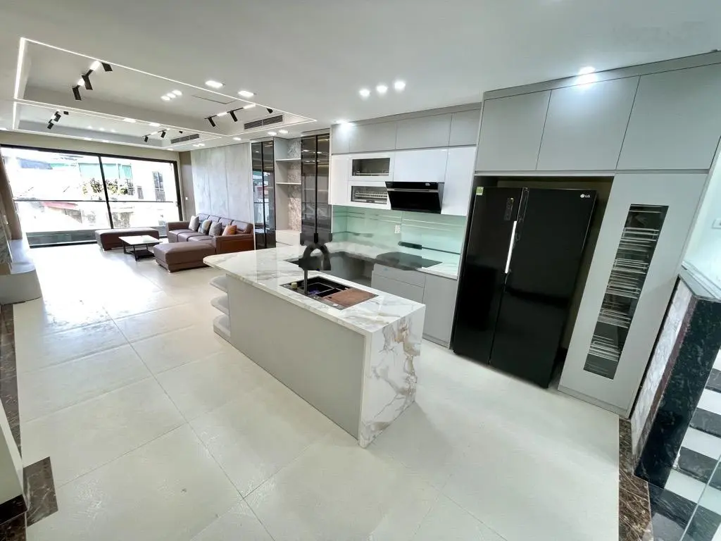 Nguyễn văn cừ 6 tầng - tháng máy - gara ô tô - full nội thất nhập khẩu - diện tích 63m2 rất rộng