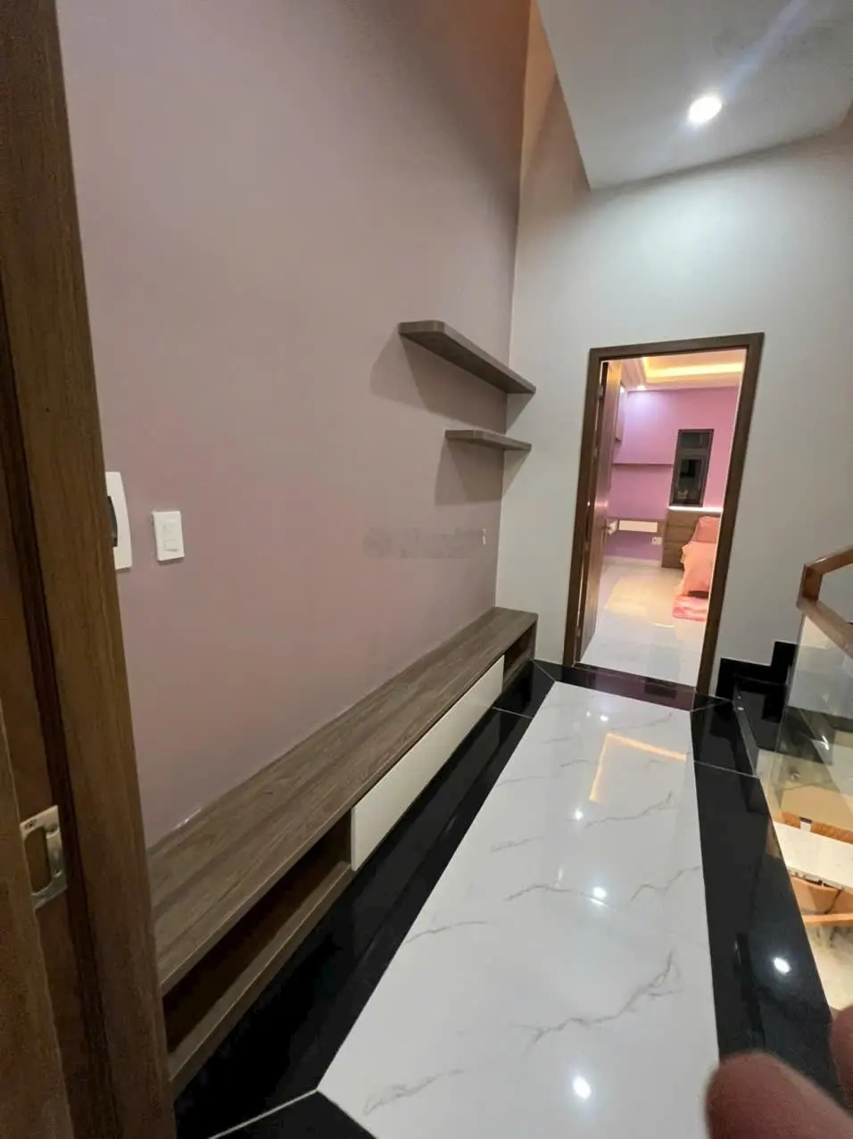 Nhà 1 trệt 2 lầu trục chính KDC Phú Hồng Thịnh 8 đang vào nội thất như hình