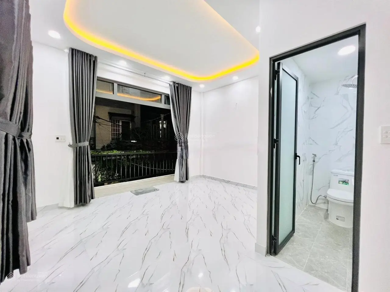 Chỉ 3,3 tỷ! Nhà 63m² gần chợ Trần Hữu Trang xây 1 trệt 2 lầu. Gần bờ kè đủ tiện ích,hẻm oto. Sổ sẵn