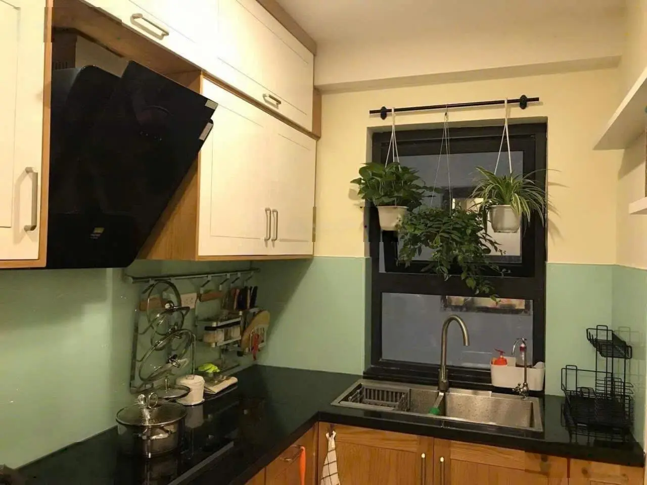 Chính chủ bán căn hộ Five Star diện tích 70,8m2, 2PN - 2WC, Cửa Đ ban công T, full nội thất