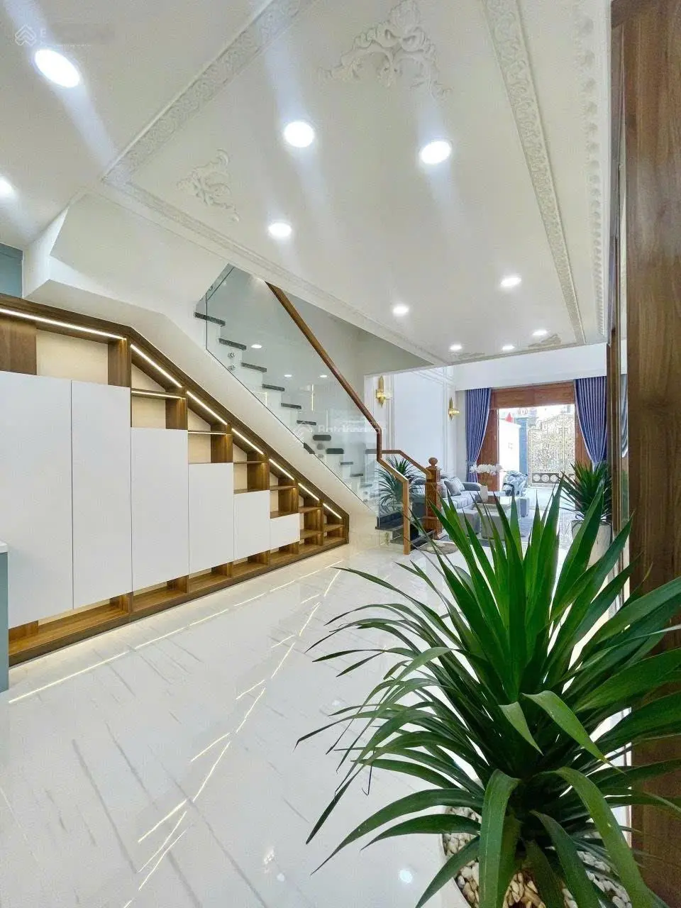 Ngộp! Bán gấp siêu phẩm nhà 109m2 x 5 tầng, QL13 Ngay Vạn Phúc City 9.9 tỷ