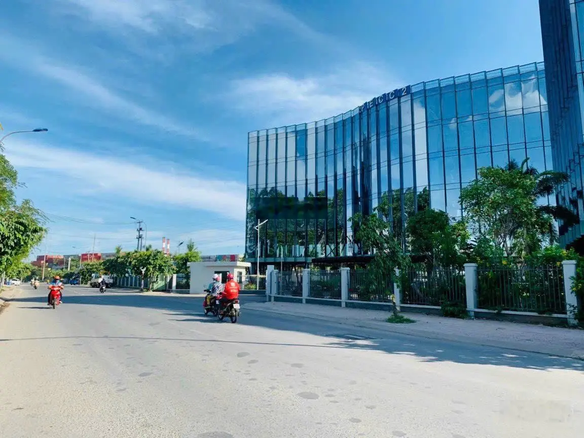 Chuyển nơi ở cần bán nhà đẹp 3 tầng 61m2 Oto tận cửa gần Vành đai 2, Ga Metro khu dân trí cao 7.2Tỷ