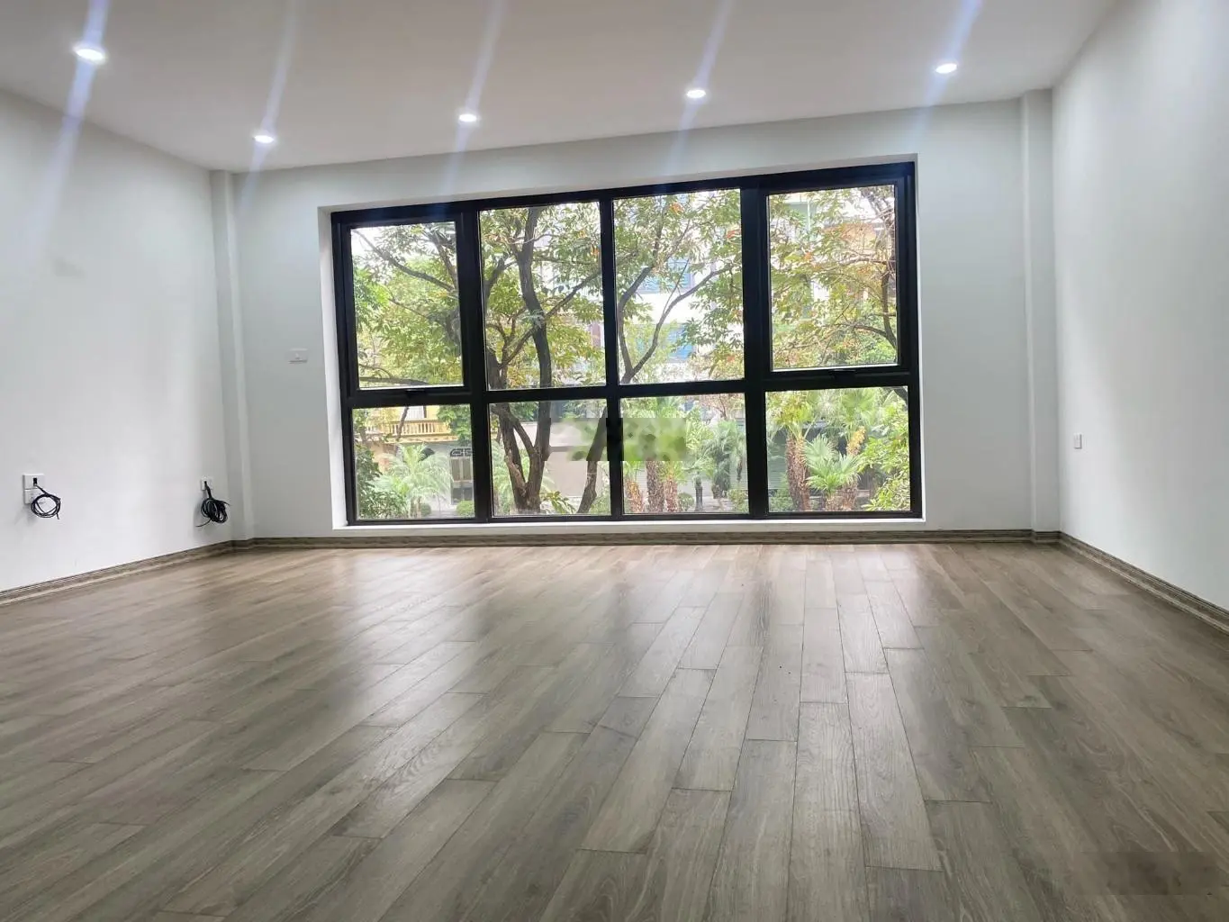 Kinh doanh bất chấp ô tô tránh dừng đỗ ngày đêm cổ linh - phố trạm - đàm quang trung - long biên