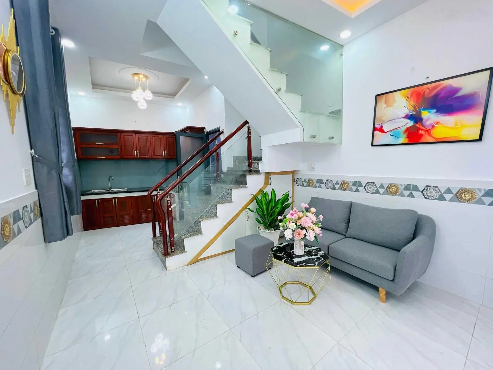 Bán nhà 2 lầu 4pn đường 6m thông thoáng DT 4x11 ở ngay đúng hình 100%
