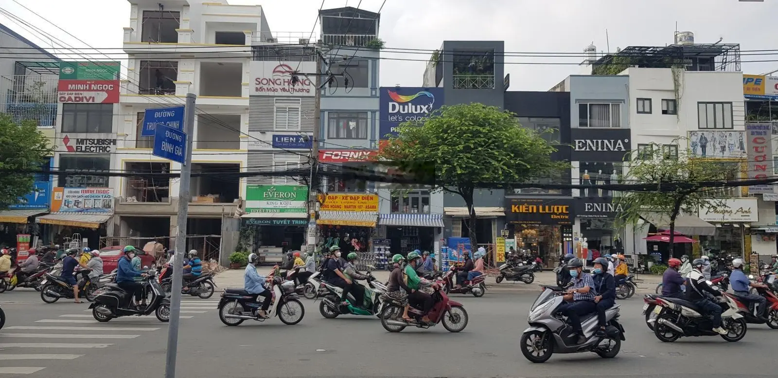 Bán mặt tiền Trường Chinh, DT 4 x 18m, trệt 2 lầu, vị trí ngay Đồng Đen