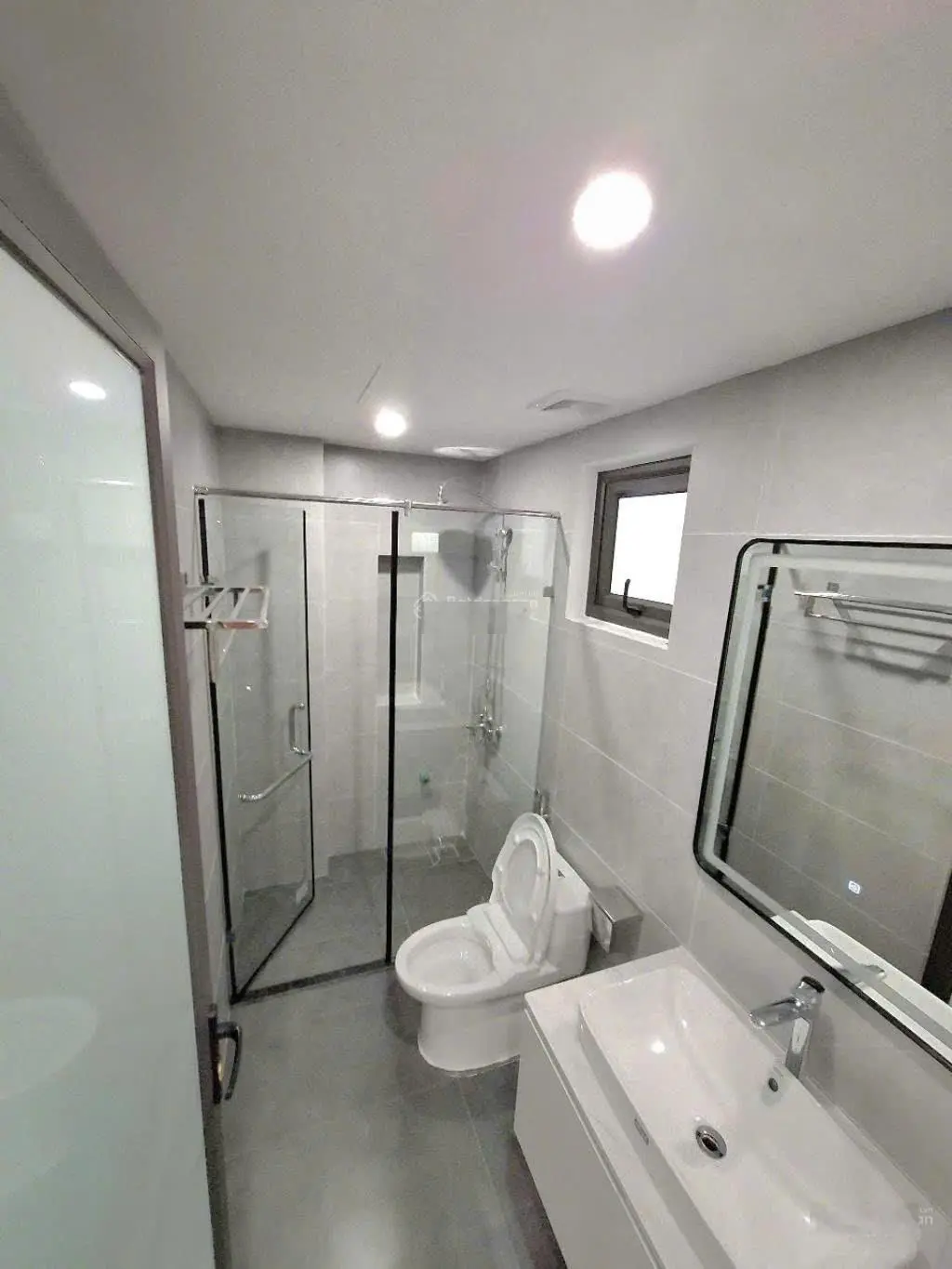 Nhà mới cổ linh quận long biên gần cầu vĩnh tuy 6 tầng lô góc ngõ thông