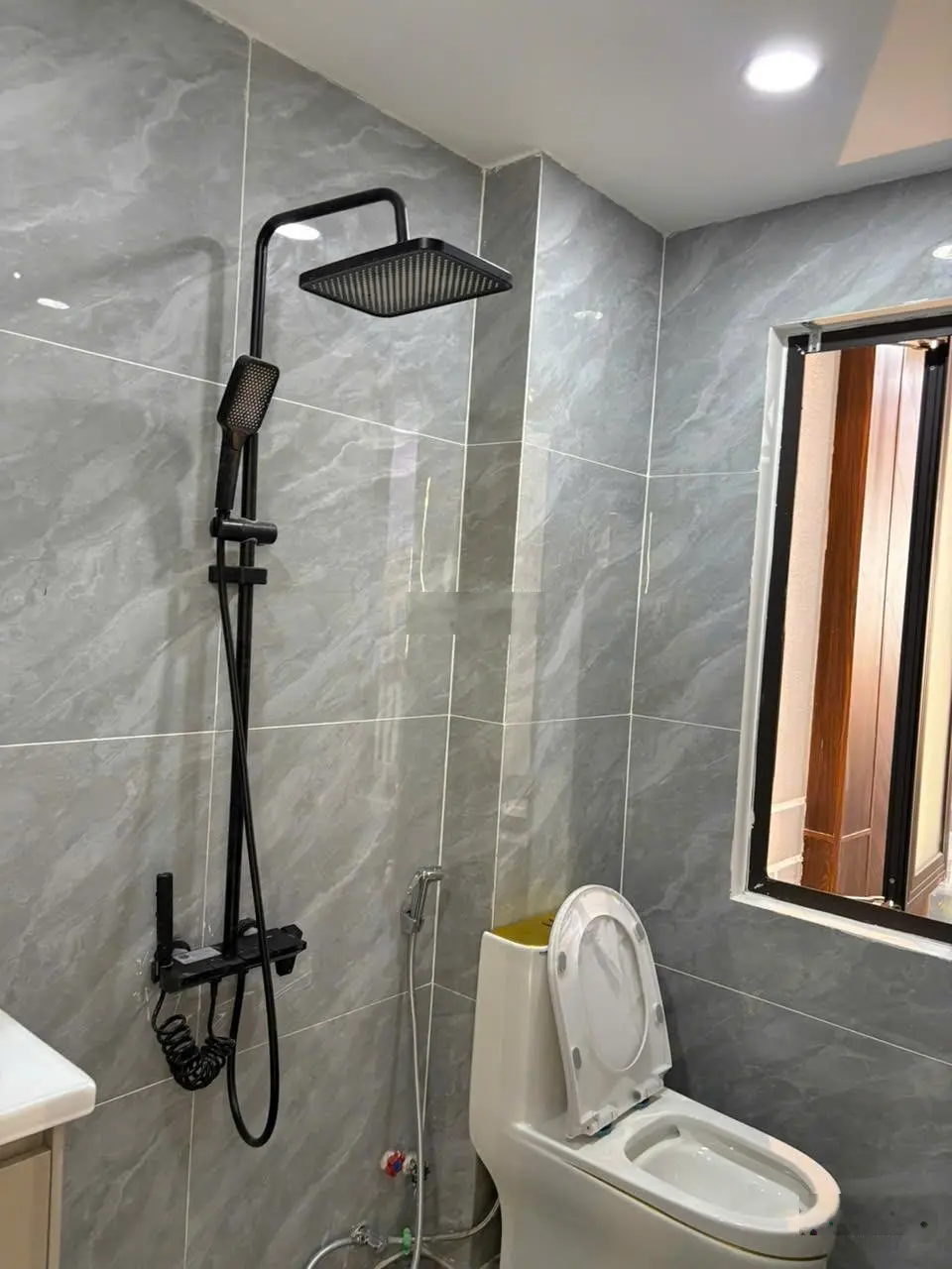 Siêu phẩm NHÀ HẺM 413 LÊ VĂN QUỚI, BÌNH TÂN HẺM 12M THÔNG 4 x 16.5m Trệt + lửng ngược + 3 lầu