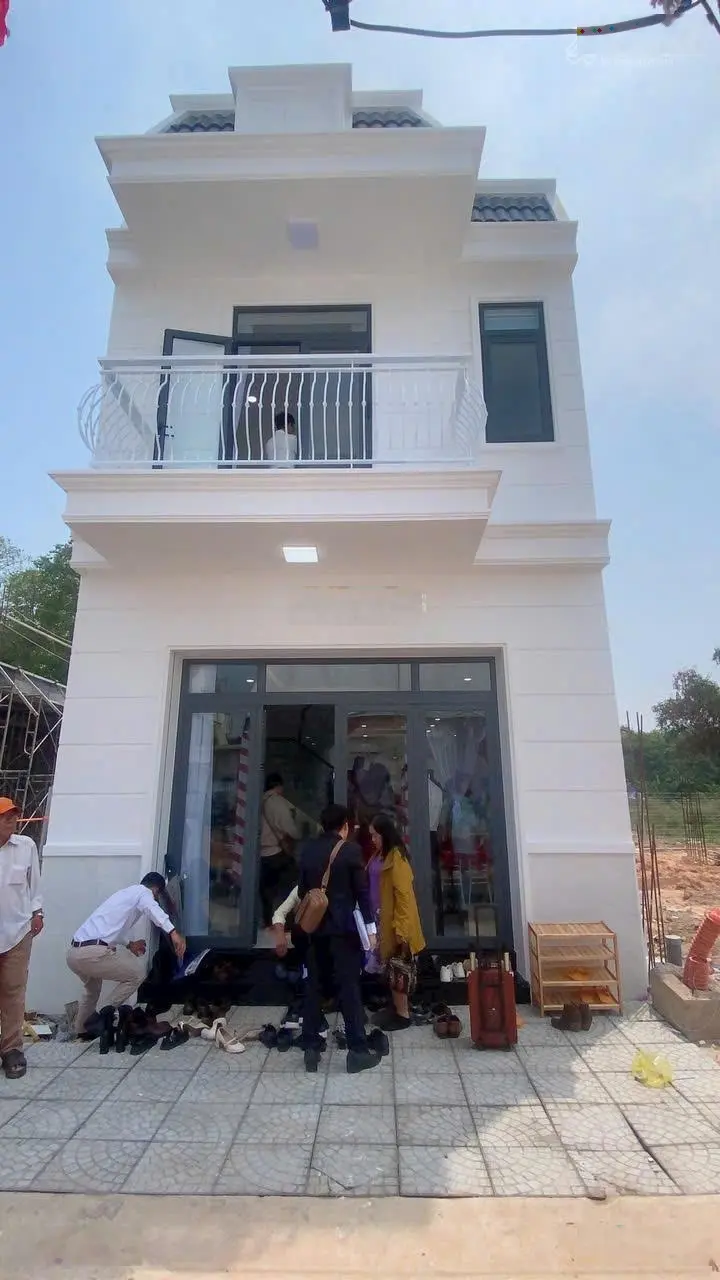 Gia Khải Luxury 2 tỷ 9 nhà phó mặt tiền đường trung tâm thành phố Bến Cát, cách 1,4km KCN Rạch Bắp