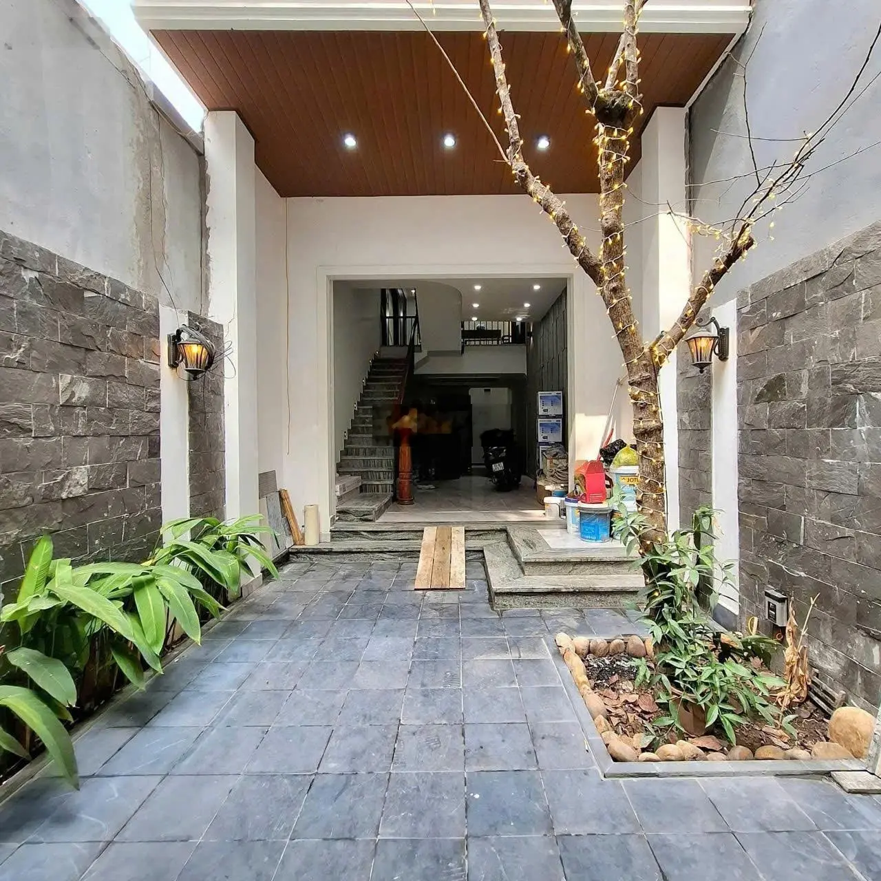 Nhà đẹp lung linh - sân cổng riêng để ô.tô - tuyến 2 ngõ thẳng Thiên Lôi