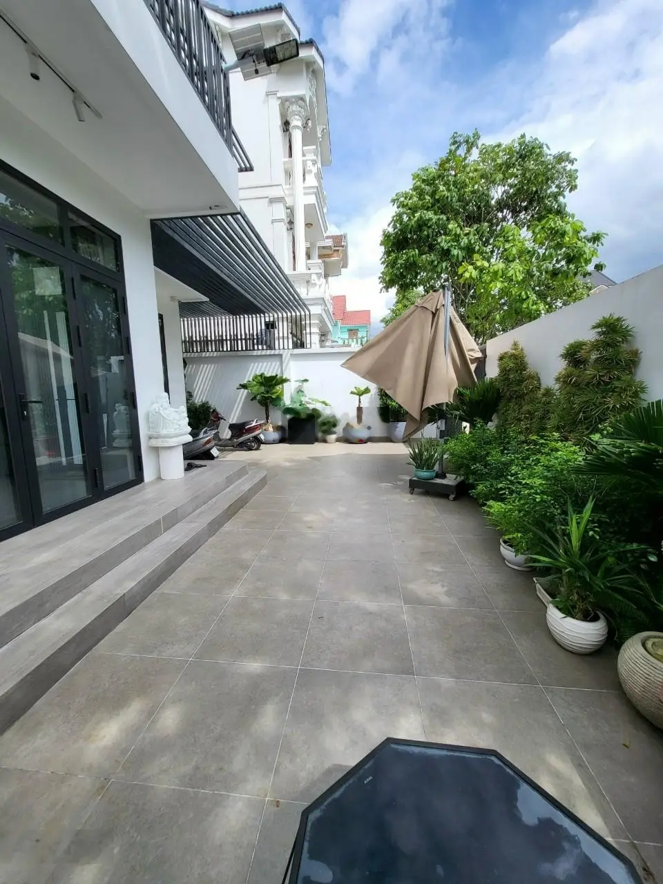 Cần bán gấp biệt thự siêu đẹp đối diện công viên 192m2 giá 25 tỷ thương lượng LH: 0902 468 ***