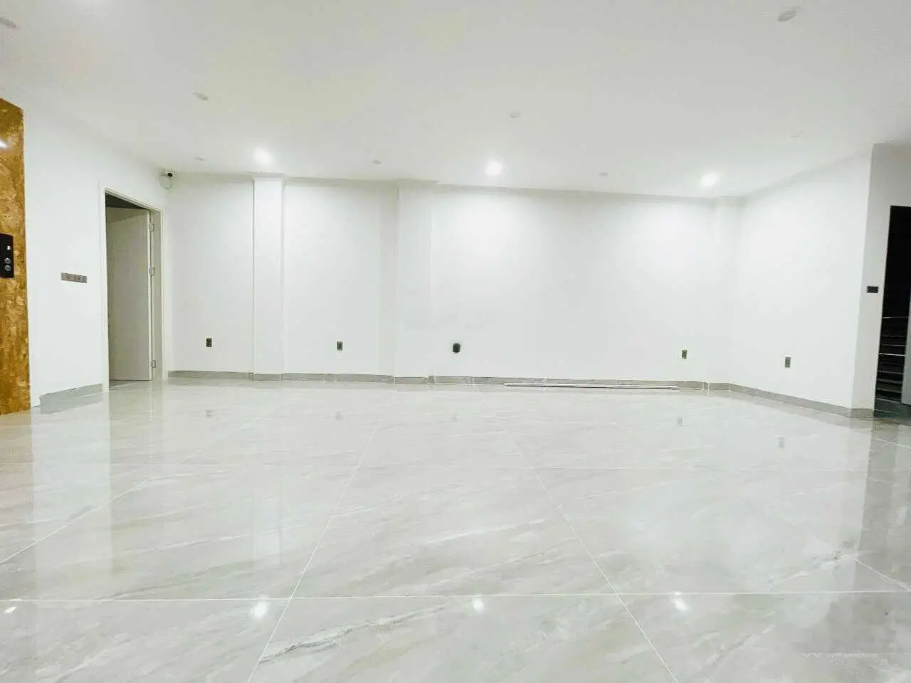 Siêu phẩm chợ xanh, 7 tầng thang máy - vỉa hè ô tô vào nhà kdvp đỉnh cao, 61,5 m2, giá 26 tỷ
