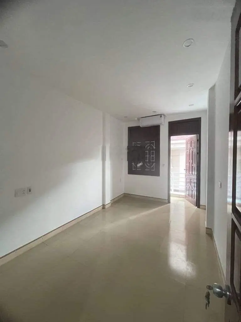 Nhà đẹp phân lô Phố 8/3, HBT, 41 m2, 5 tầng dân xây chắc chắn, ô tô tránh trước nhà, chỉ 10,8 tỷ