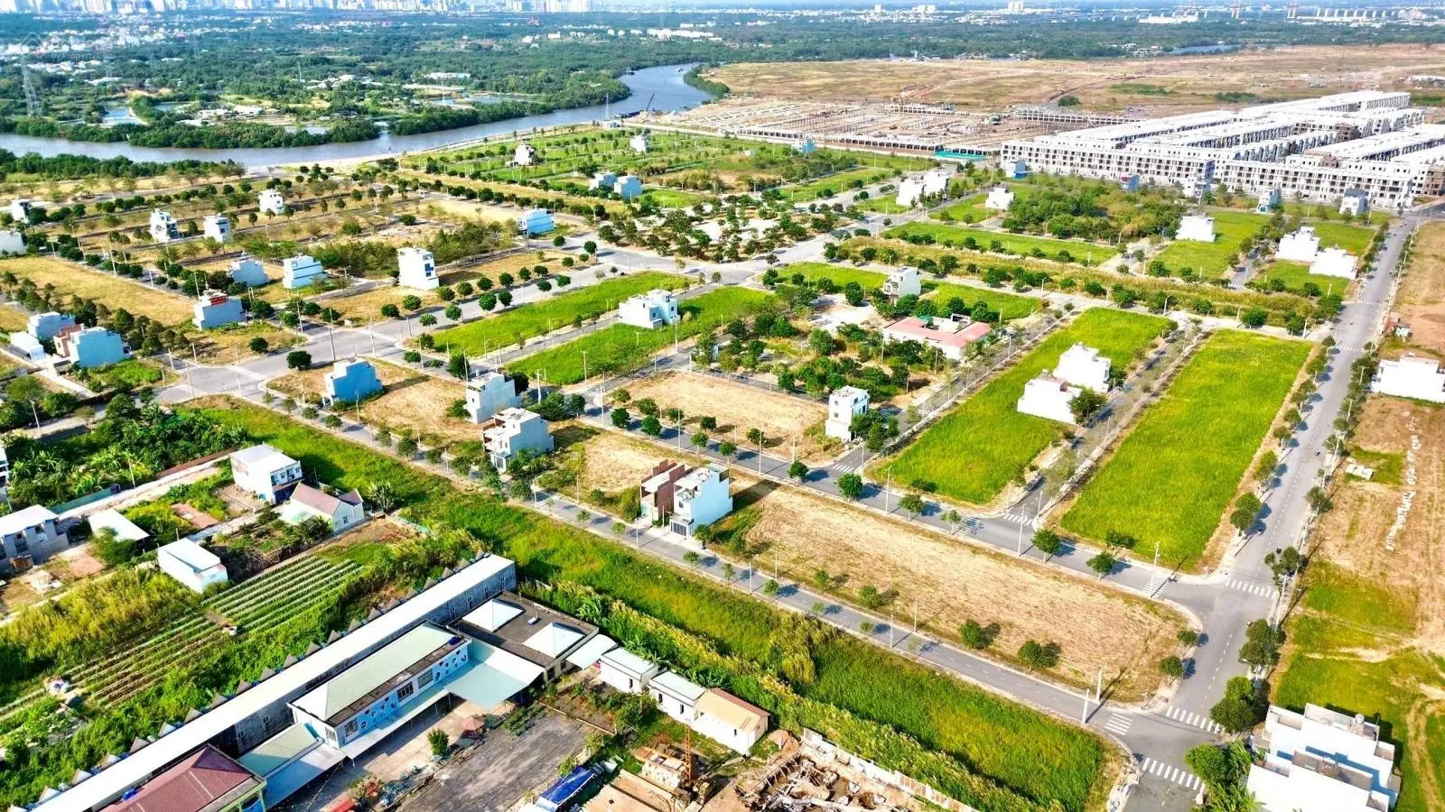 Bán gấp nền đường số 10 KDC Sài Gòn Village trục thông qua T&T vị trí chiến lược giá 2tỷ4