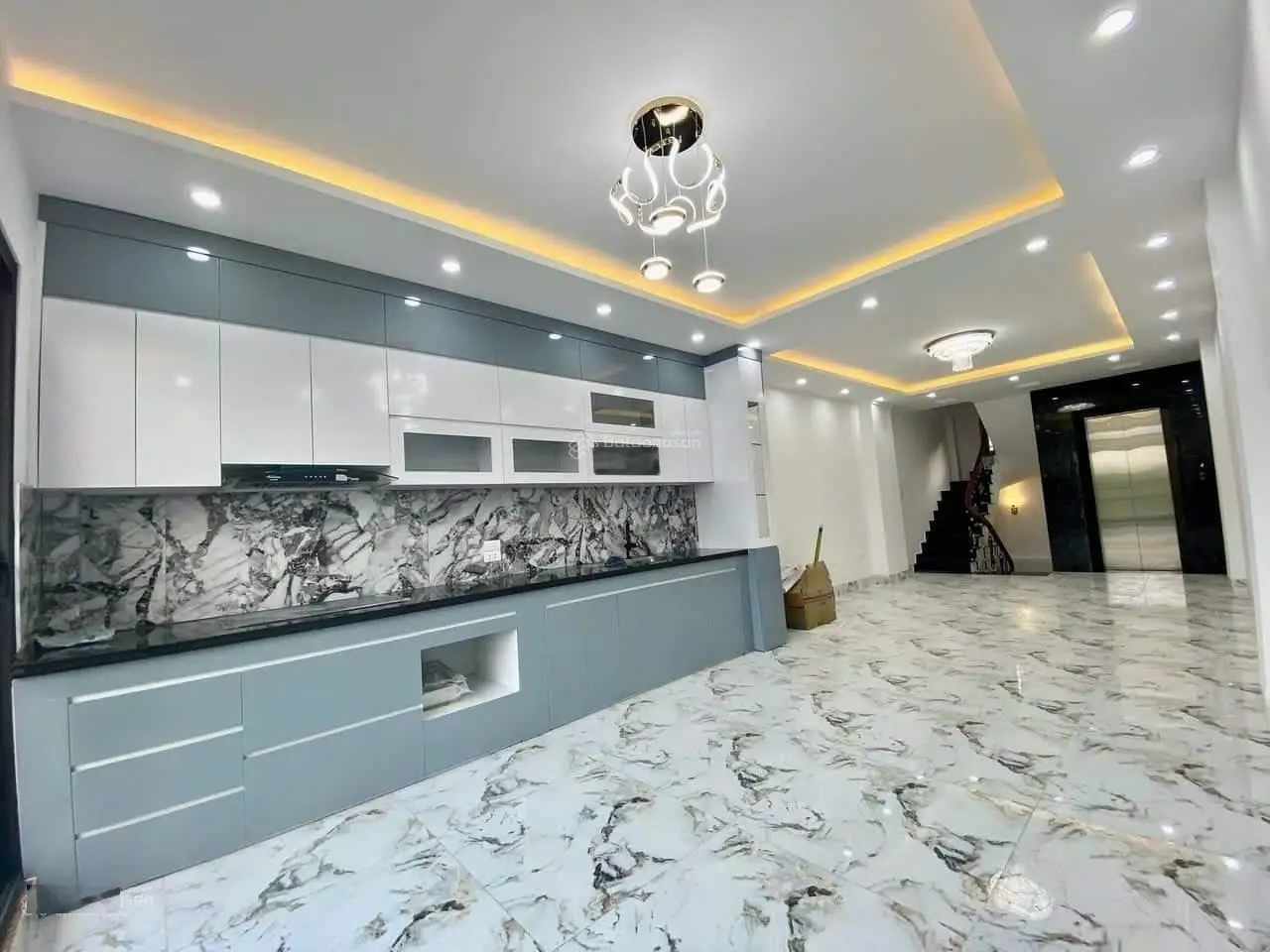 Nhà mới Minh Khai, Hai Bà Trưng, thang máy, sát mặt phố, 42 m2, nhỉnh 8 tỷ