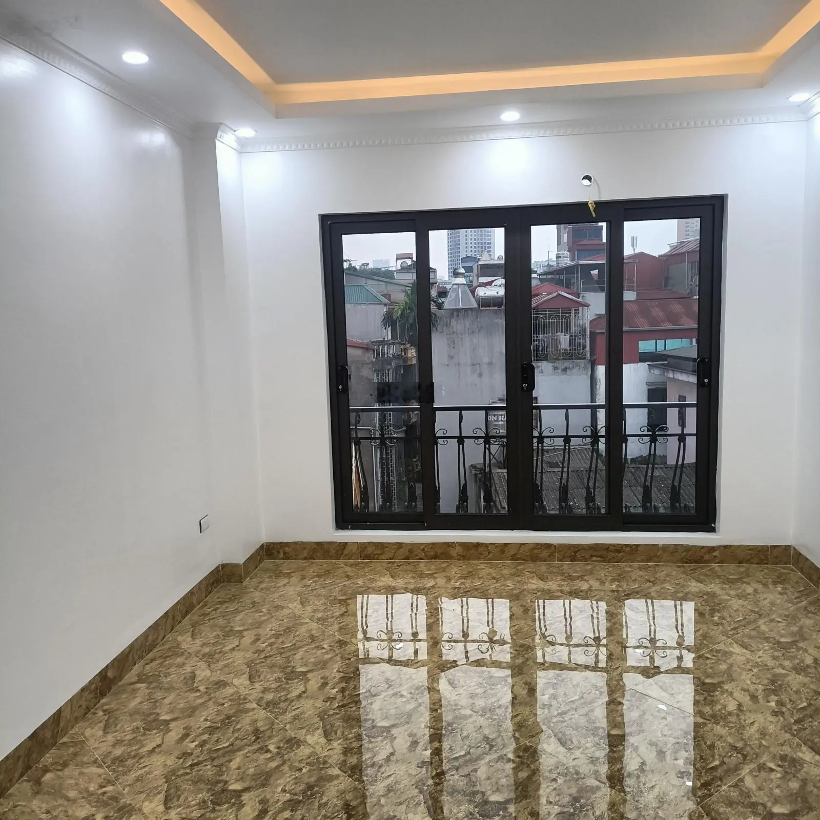 Cần Bán Nhà riêng Mặt phố Hào Nam 60m 6 tầng MT 4,0 m hơn 20 tỷ lô góc KD sầm uất vỉa hè 6m ÔTô.