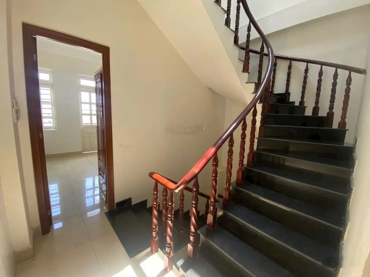 Kẹt tiền bán nhà 4 lầu mặt tiền bình hòa 24 chỗ chợ kinh doanh vip dt 98m