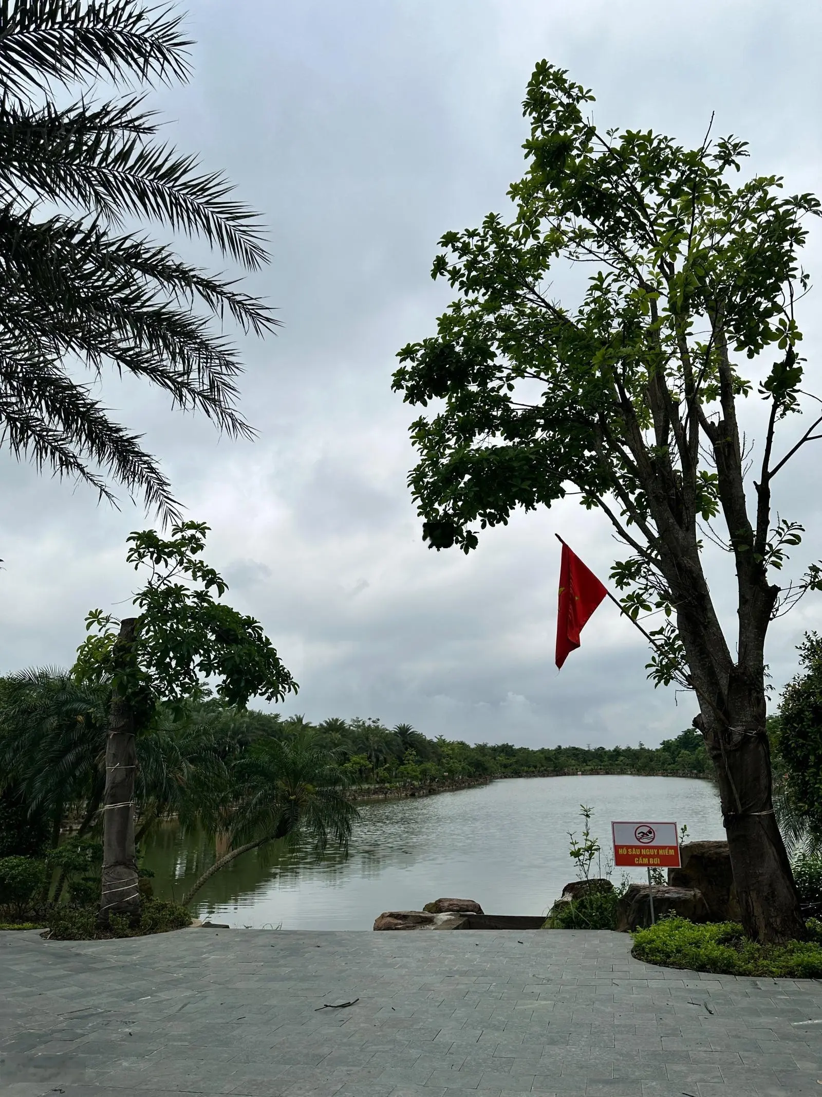 Biệt thự song lập view hồ Vườn Hồng Đồng Kỵ Nam Hồng Từ Sơn Garden Bắc Ninh. Giá rẻ, sổ đỏ láu dài