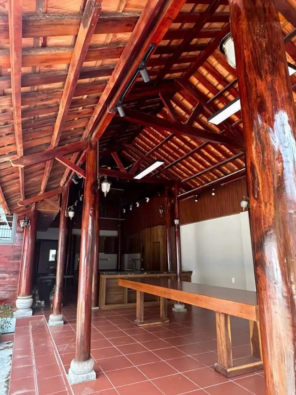 Chính chủ định cư sang nước ngoài cần tiền bán nhanh căn nhà gỗ biệt thự ngay chợ Bình Chánh