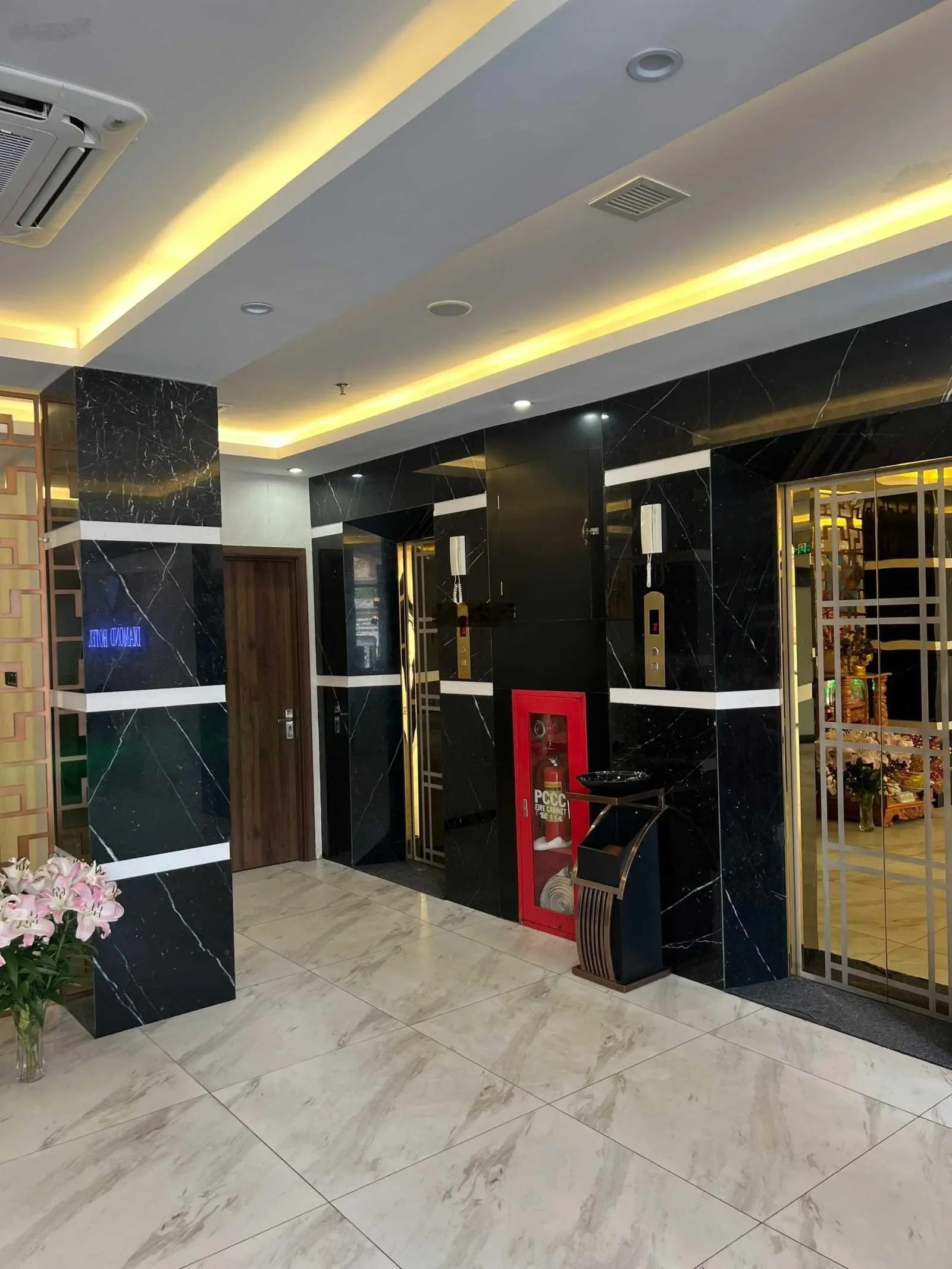 Cần bán khách sạn 3 sao trung tâm Chánh Nghĩa 66 phòng - 10 tầng