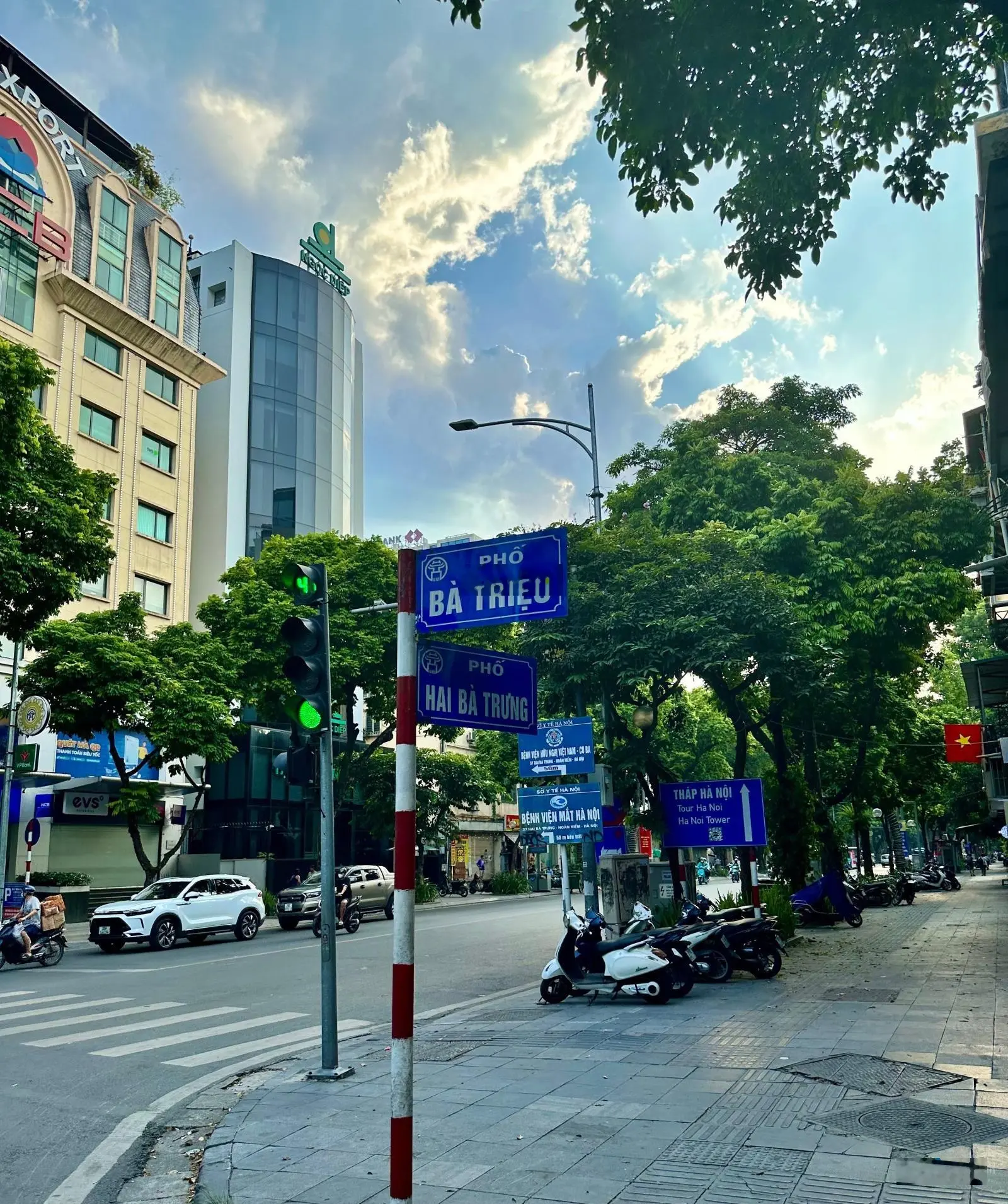 Cần bán nhà mặt phố Bà Triệu, Hai Bà Trưng. DT sổ 240m2 x MT 10m. Vị trí đoạn đầu đẹp nhất phố