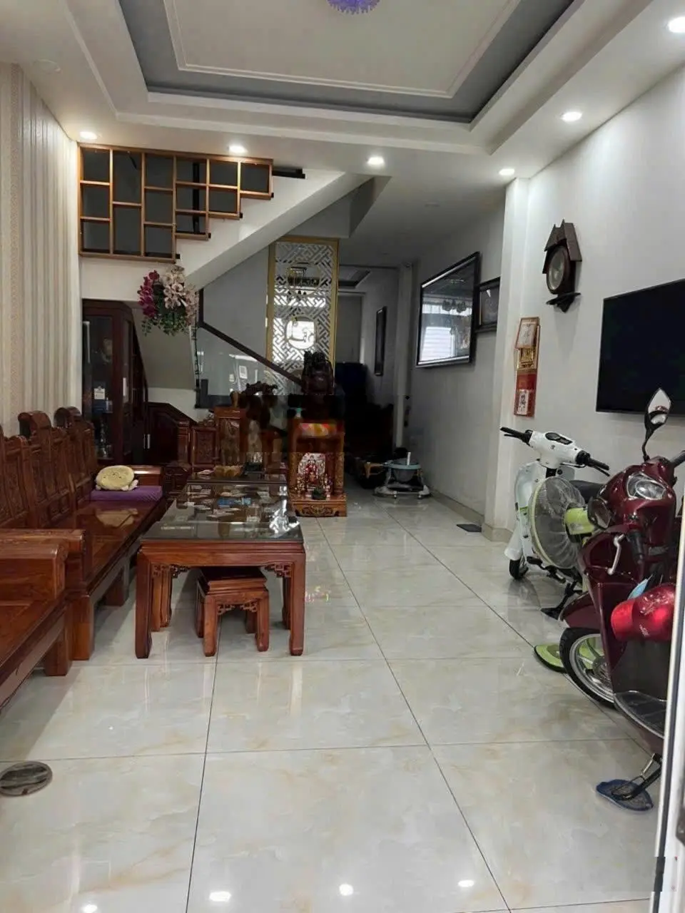 Bán nhà đẹp, nội thất cao cấp và kiến trúc hiên đại thoáng. đường trước nhà 10m
