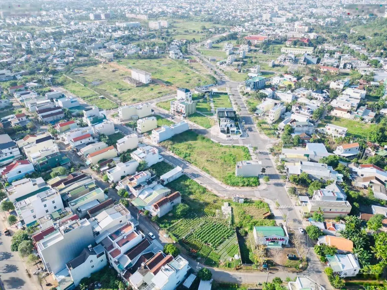 Bán đất mặt tiền Nguyễn Tri Phương thuộc KDC Phước Thạnh, sổ hồng sẵn, giá tốt nhất thị trường.