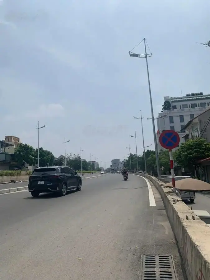 Bán nhà Âu Cơ, Tây Hồ. Một nhà ra phố - nhà mới đẹp 46m2 5 tầng - gần hồ tây phố đi bộ - giá 9.5tỷ