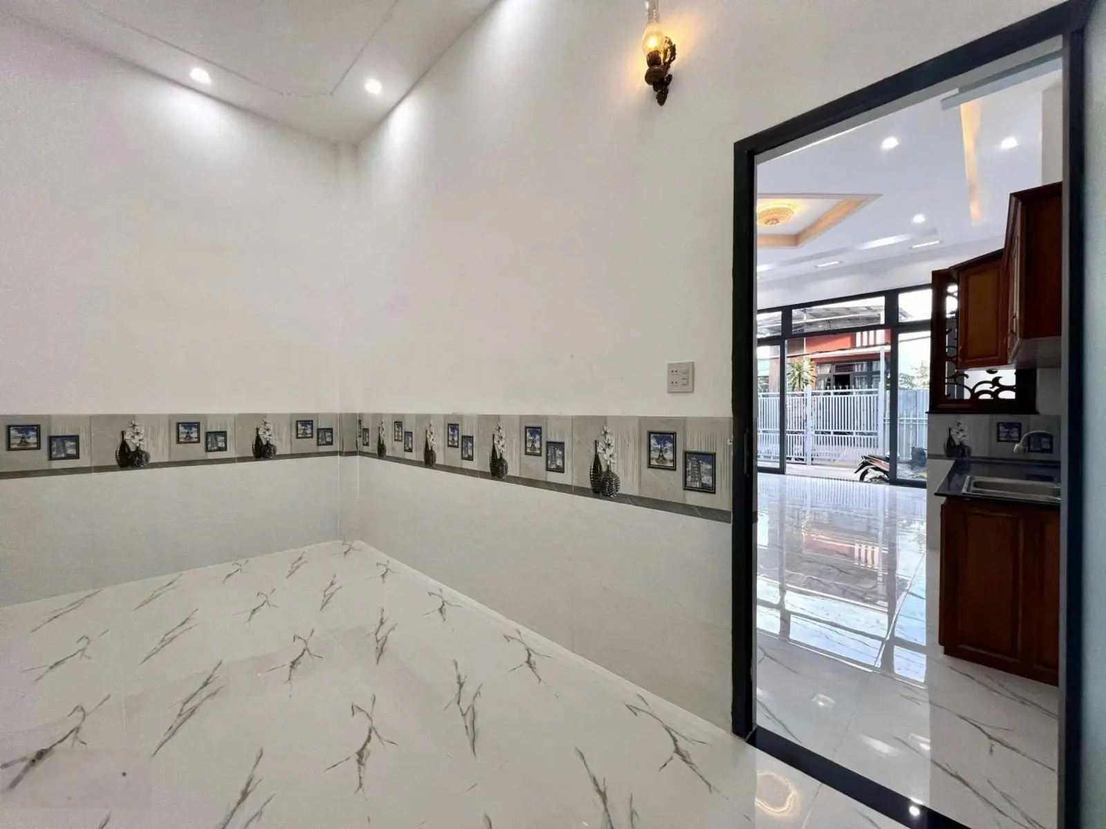 Bán nhà lầu mới 100% có 3 phòng ngủ oto đậu trước nhà sổ hồng hoàn công kế bên chợ Bình Thuỷ