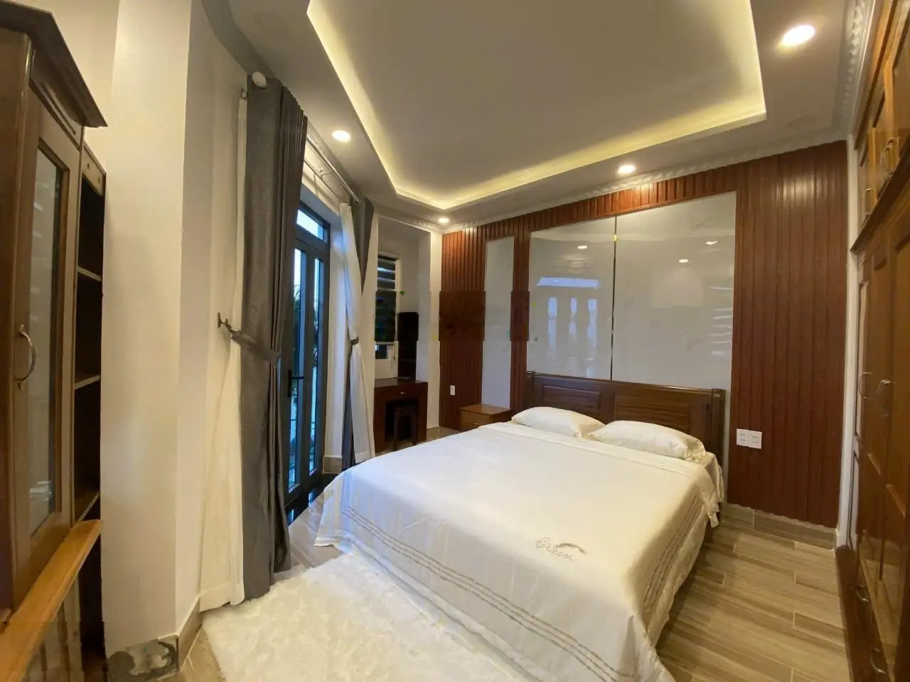 Căn gốc full nội thất gỗ tự nhiên trung tâm thị trấn