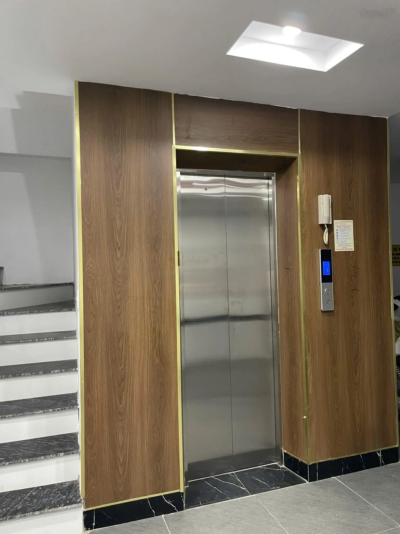 Tòa căn hộ dịch vụ cao cấp 8 tầng - lô góc 2 thoáng - dòng tiền 2,1 tỷ/năm - 15m ra ô tô tránh.