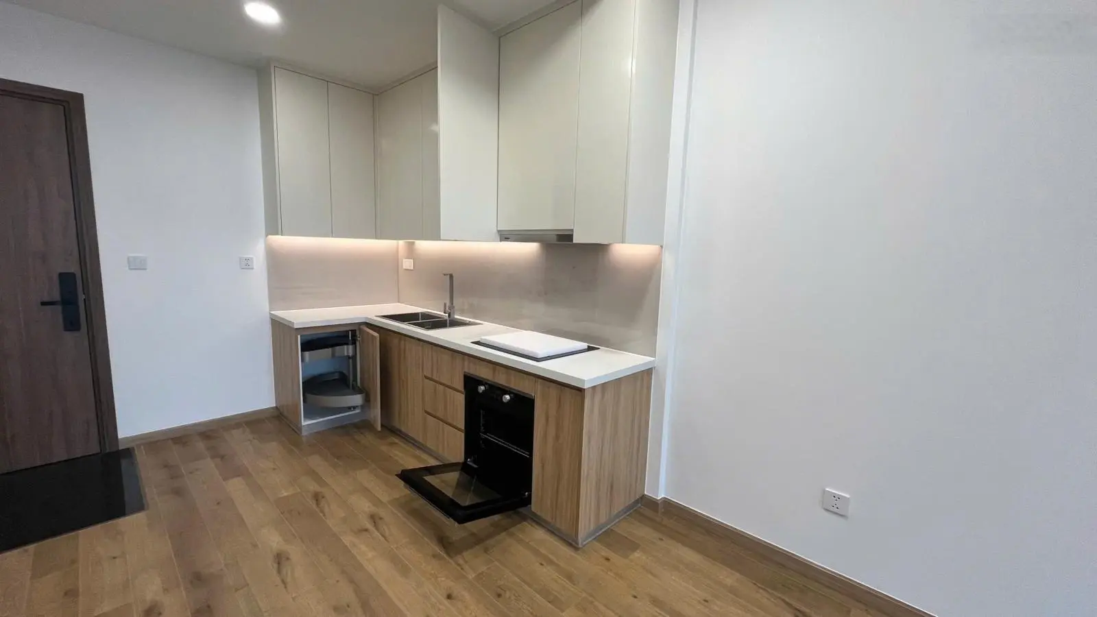Bán căn hộ 61m2, 2 phòng ngủ, giá 2ty850