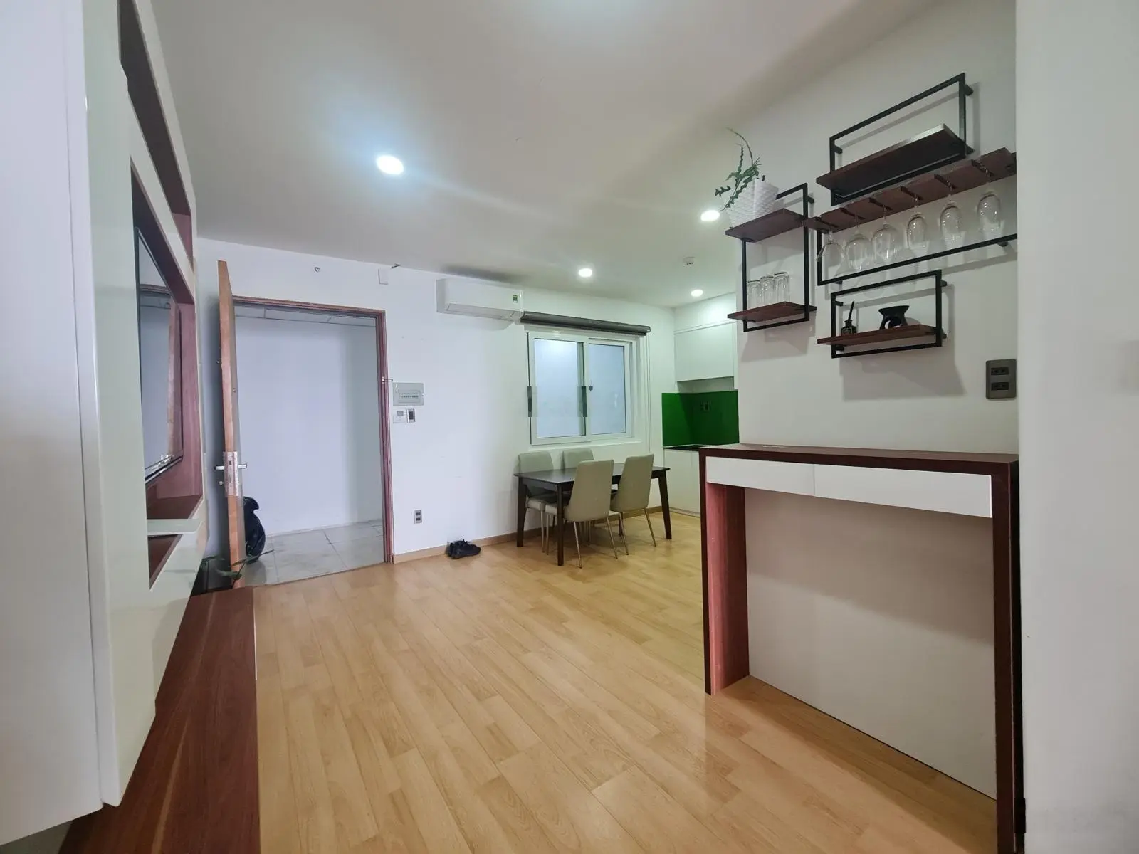 Bán nhanh căn 2 phòng ngủ 68m2 View trực diện biển giá 2,1 tỷ bao hết chi phí sang tên