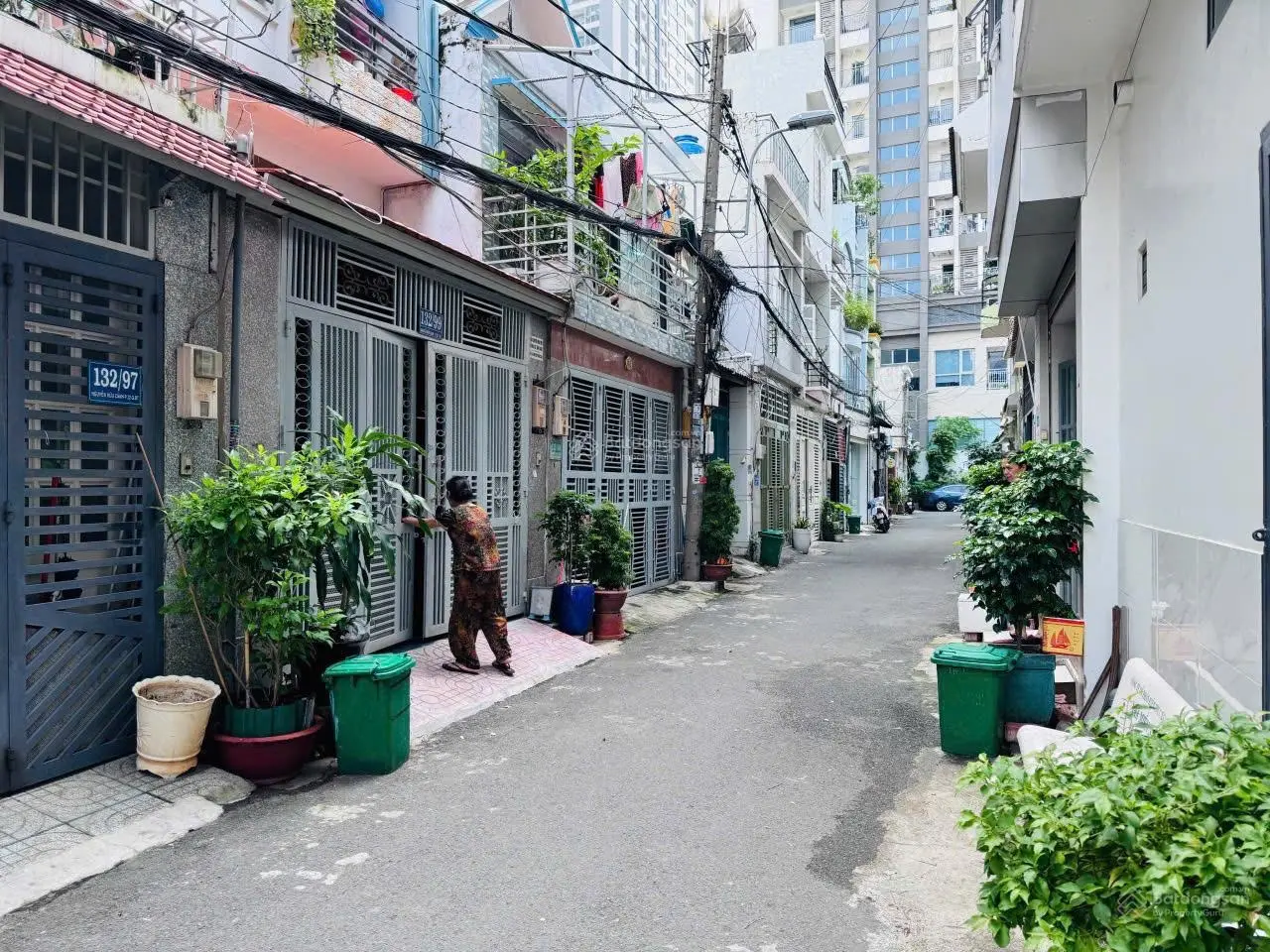 Bán CHDV đường Nguyễn Hữu Cảnh, DT 4 x 18m, 1T 4L, 8 phòng, đầy đủ nội thất, giá 12,99 tỷ TL
