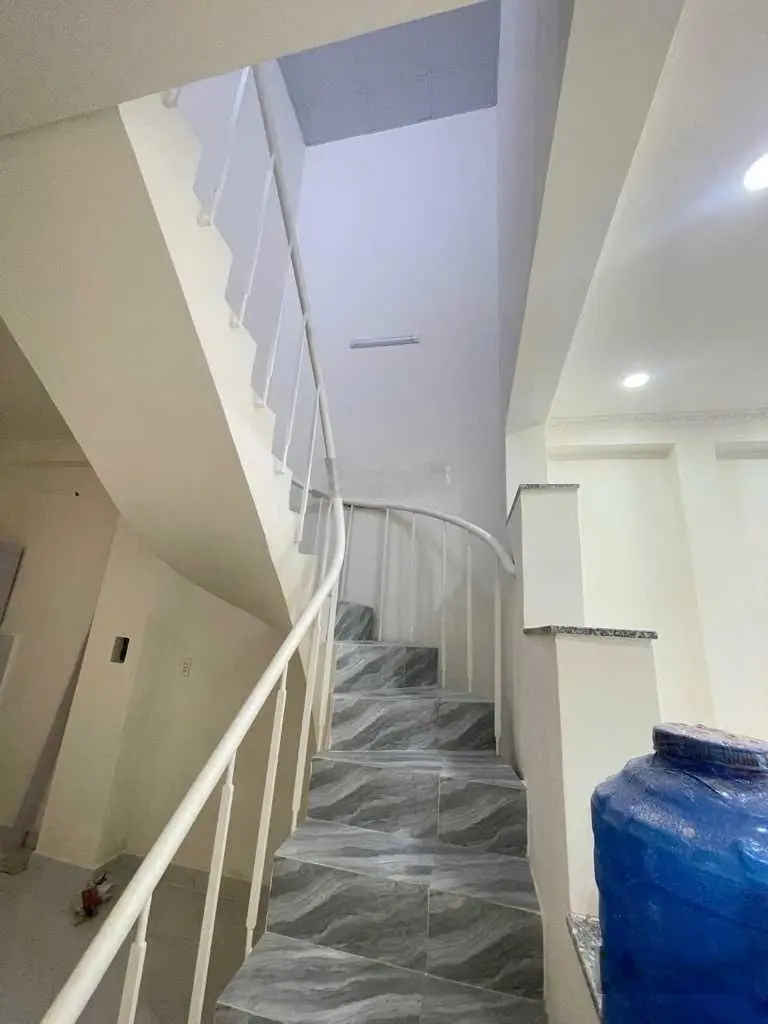 Bán nhà 2 tầng HXH gần Cách Mạng Tháng 8 phường 5 Tân Bình, giá chỉ 7,2 tỷ