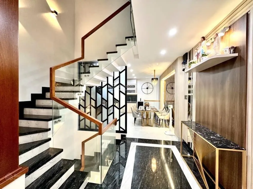 Xe hơi ngủ nhà - khu vip thành thái -q10 - 4x15m - 4 tầng-vừa ở vừa kinh doanh - sát mặt tiền đường
