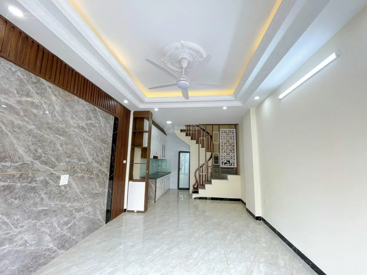 Rẻ Nhất PHỐ ĐỒNG NHÂN, GIÁ 3,65 Tỷ nhà 5 Tầng 20m ra đường ô tô tránh
