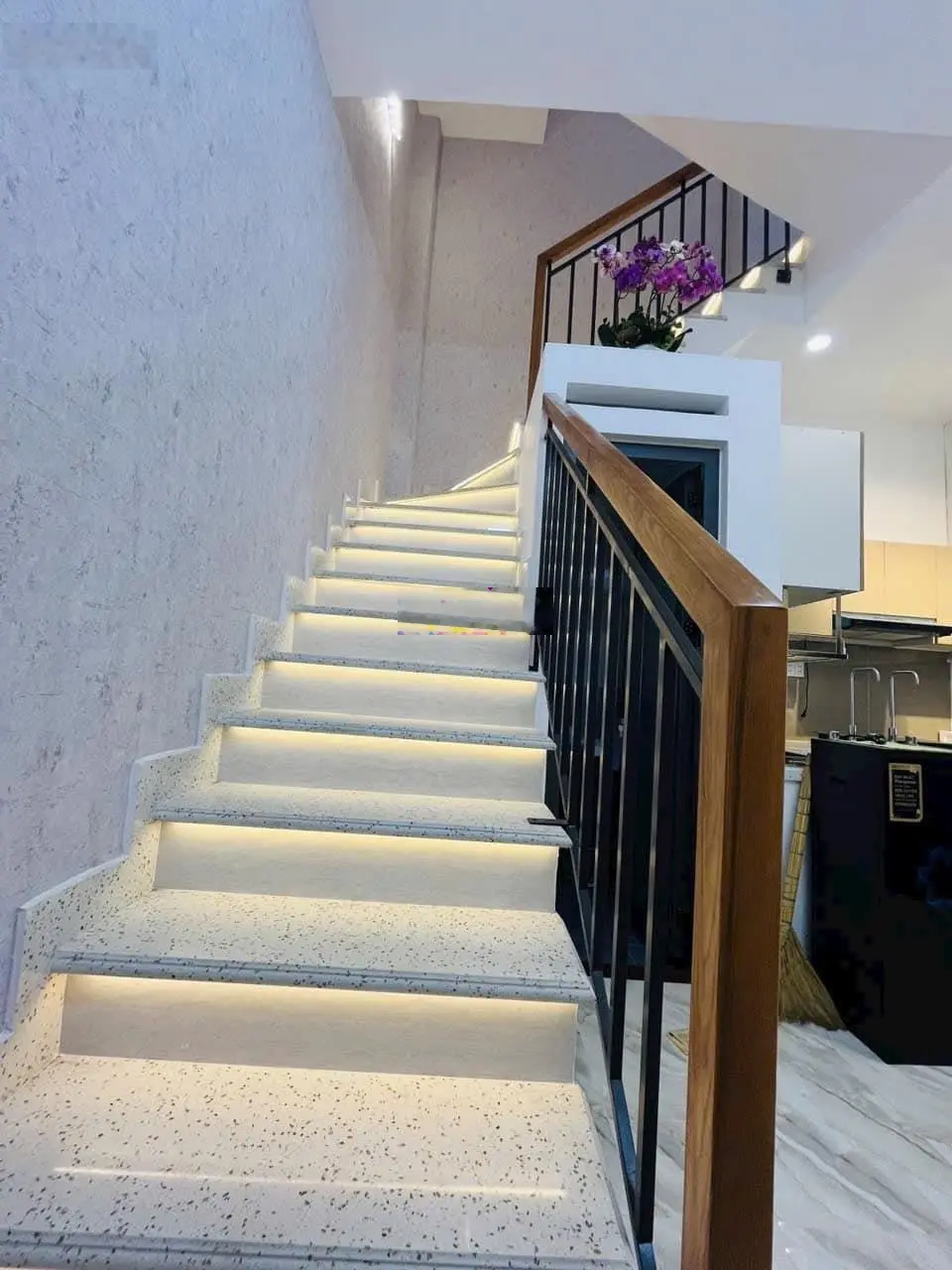 Bán gấp căn nhà mt huỳnh tấn phát, quận 7, giá 6 tỷ 7,dt 70m2, sổ sẵn.