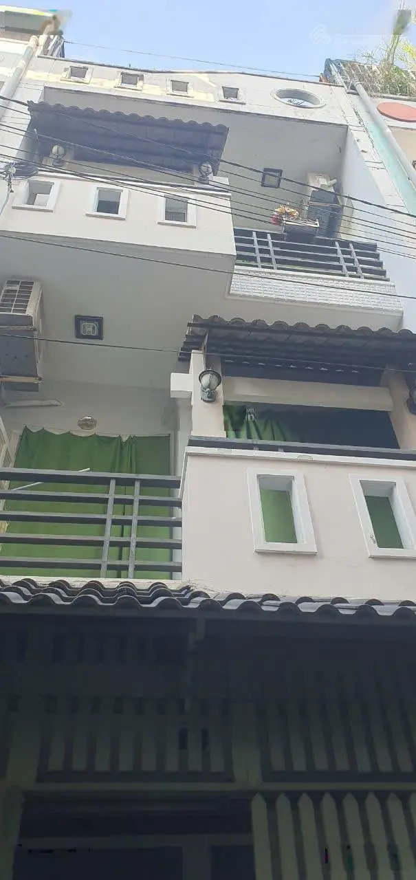 Nhà vị trí rất đẹp, xe hơi trước cửa, quay xe dễ dàng, gần đường lớn, 4m*15m đúc 3 lầu ST 4PN 4WC