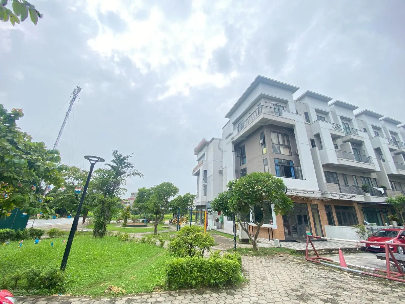 Cần bán gấp nhà phố giá rẻ cạnh Hà Nội