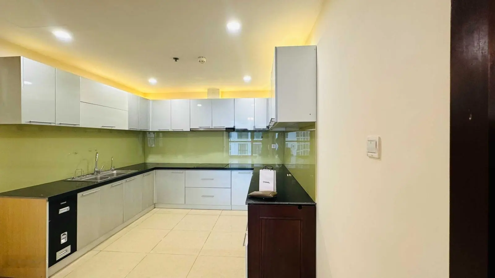 Chính chủ bán căn 3 PN 143m2 full đồ tại Green Diamond 93 Láng Hạ, ban công Tây Bắc view hồ, sổ đỏ