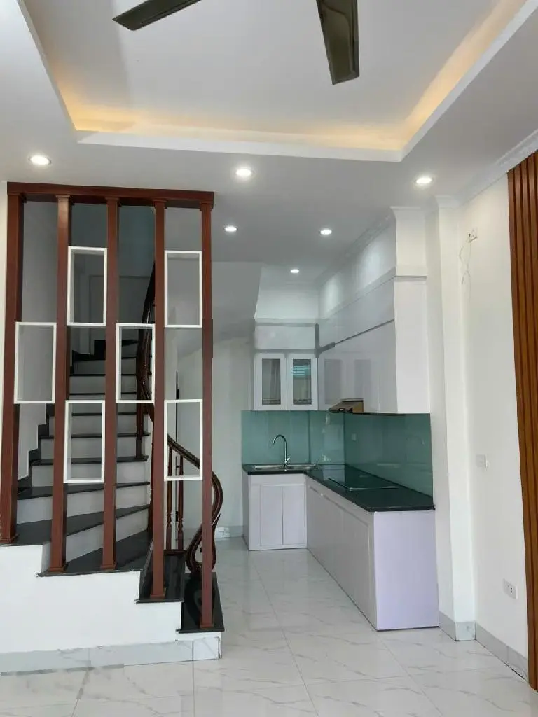 Nhà ôtô qua cửa, đường thông. Xây mới 5 tầng. Đồ gắn tường đầy đủ
