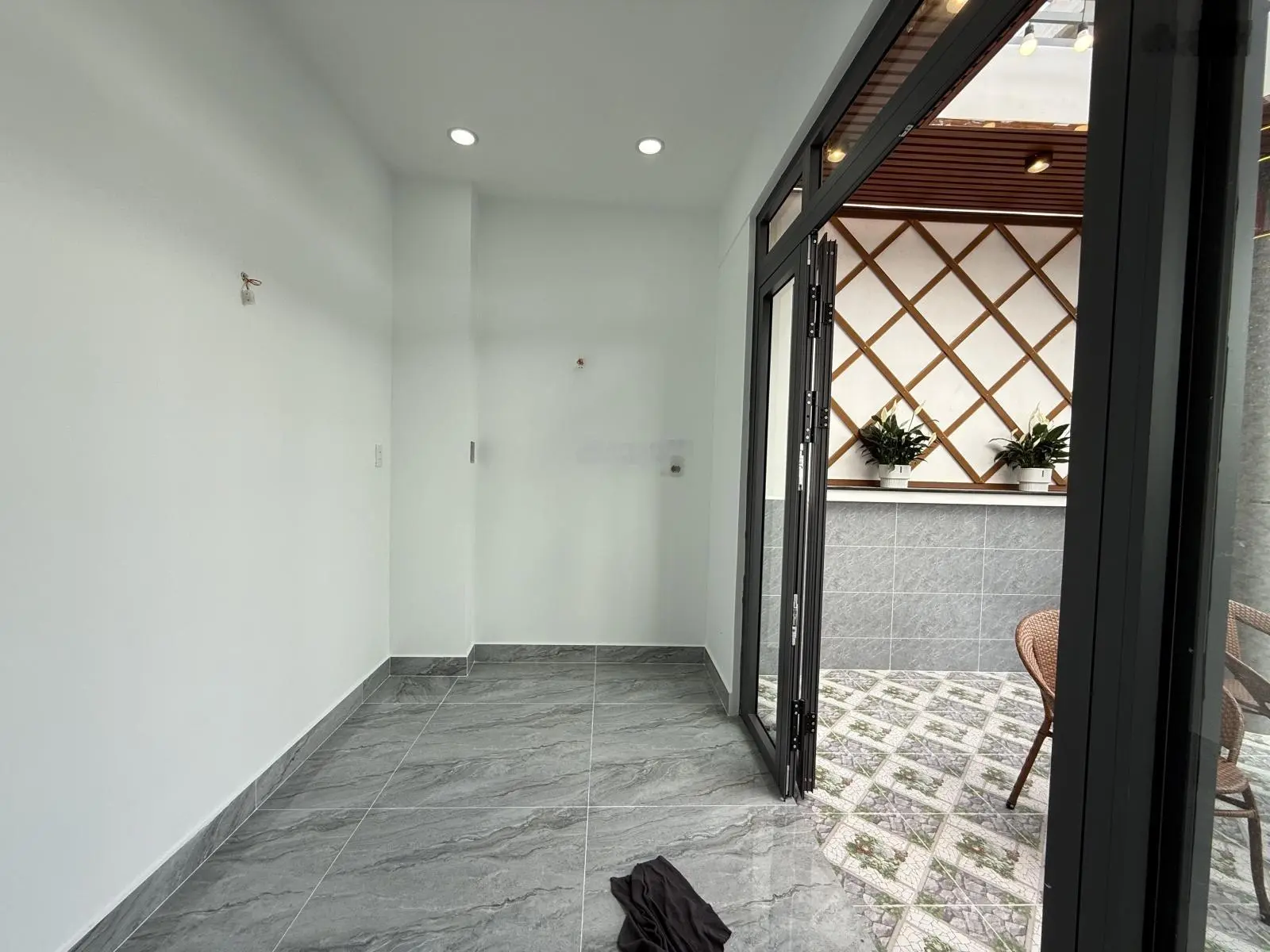 Nhà mặt tiền đường thông sẹc ngắn Hà Hà Huy Giáp, DT:4x25M, Trệt, 3 Lầu, 4PN, Sân ô tô, Sân thượng