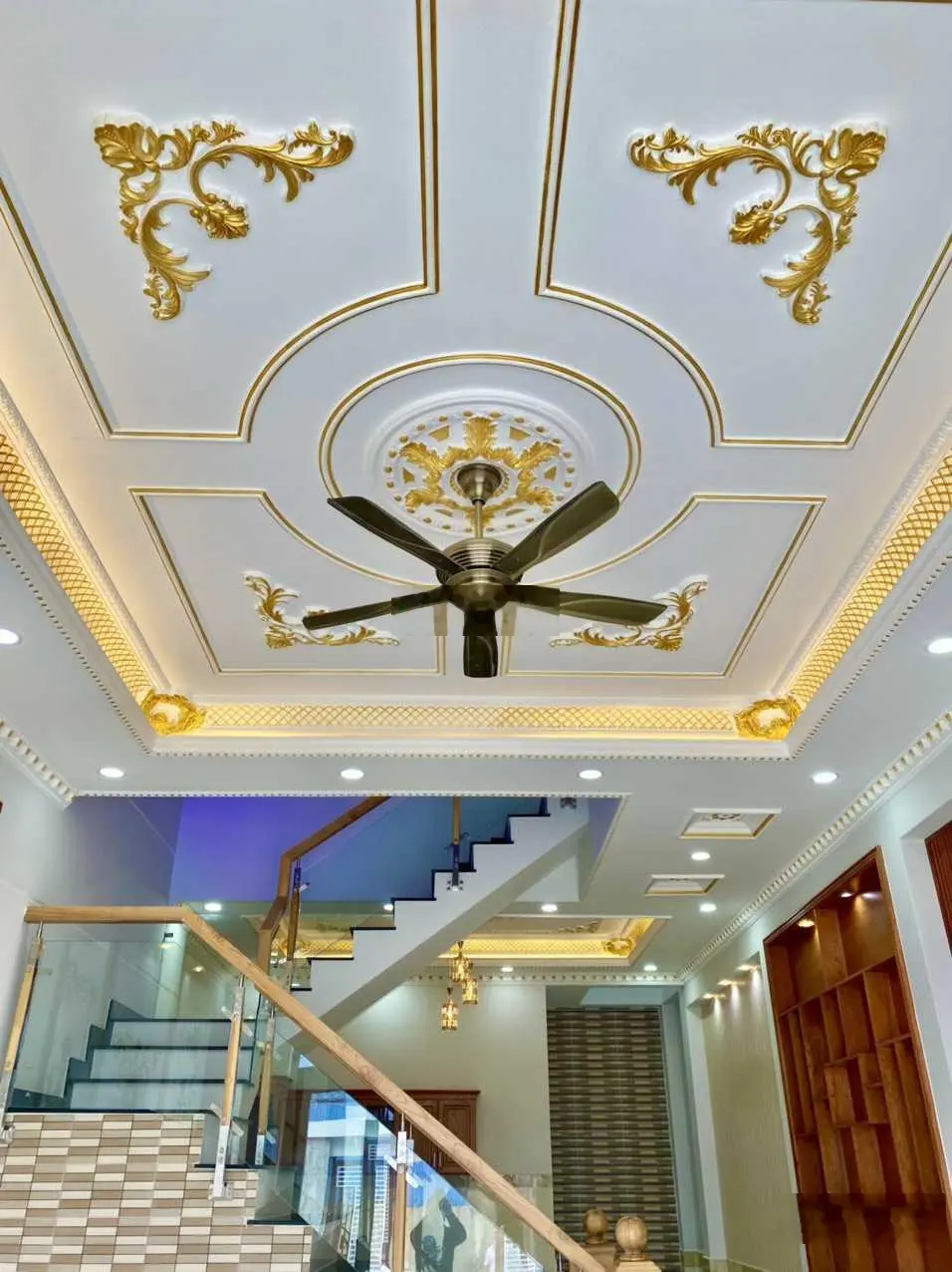Nhà bán Dĩ An 2 lầu - sổ hồng riêng đã làm hoàn sân ô tô 7 chỗ