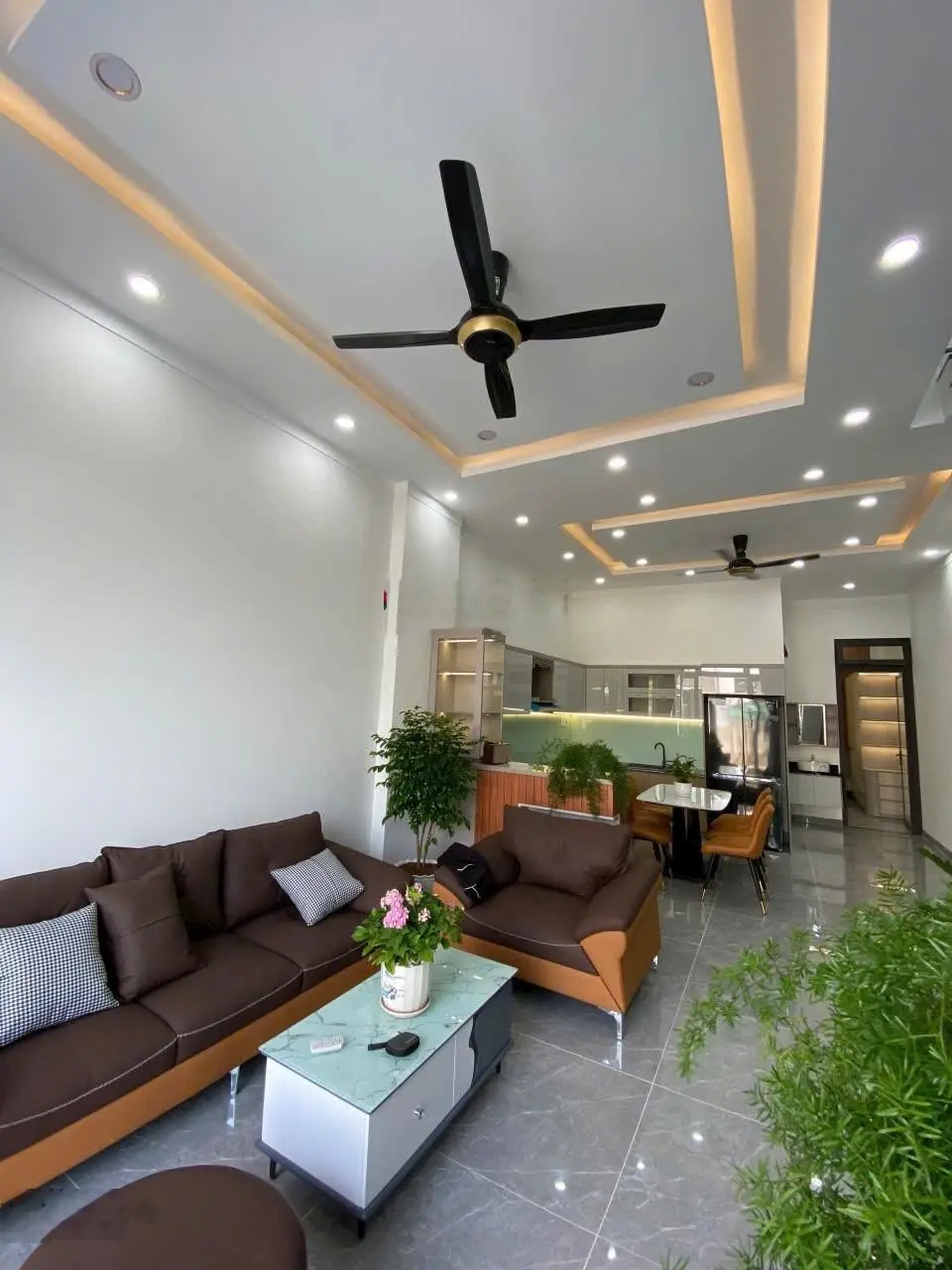 Nhà đẹp hẻm Ywang trung tâm TP Buôn Ma Thuột giá chỉ 2.7 tỷ, cách ĐH Tây Nguyên 1km. Full nội thất