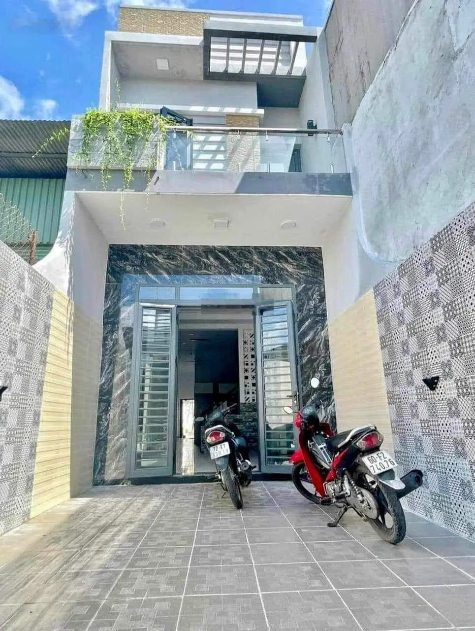 Bán nhà 1 trệt 1 lầu, chợ Bình Chánh 80m2 giá 660 triệu, 4x20m, 3PN, SHR sang tên ngay
