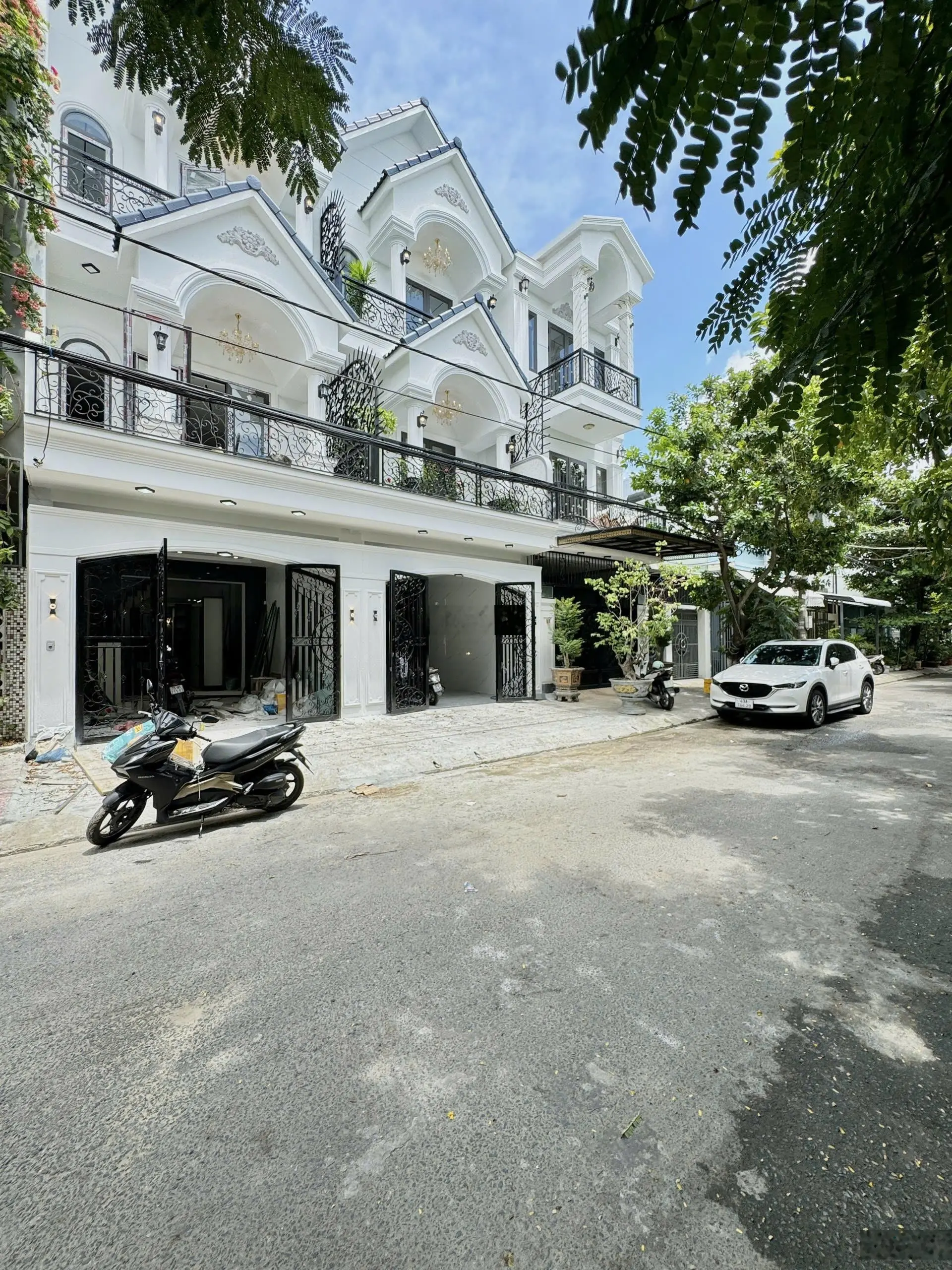 Nhà đẹp Đà Nẵng - Bán nhà 3 tầng Tân Cổ Điển, 3PN, tặng full nội thất, sân oto