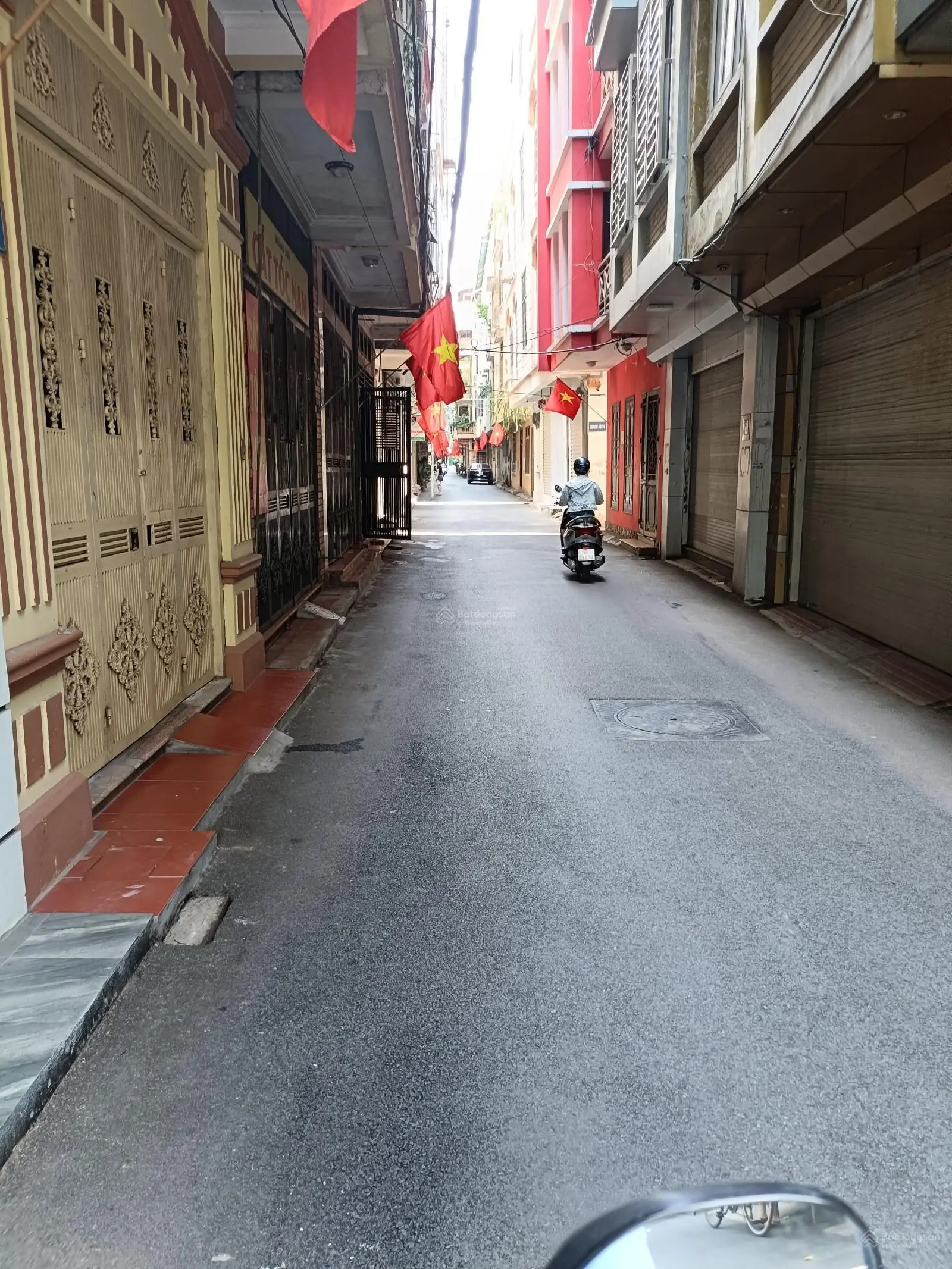 Chính chủ cần bán nhà Xuân Thủy diện tích 34m, 4tầng, nhà cách phố 5m, mặt ngõ 12m