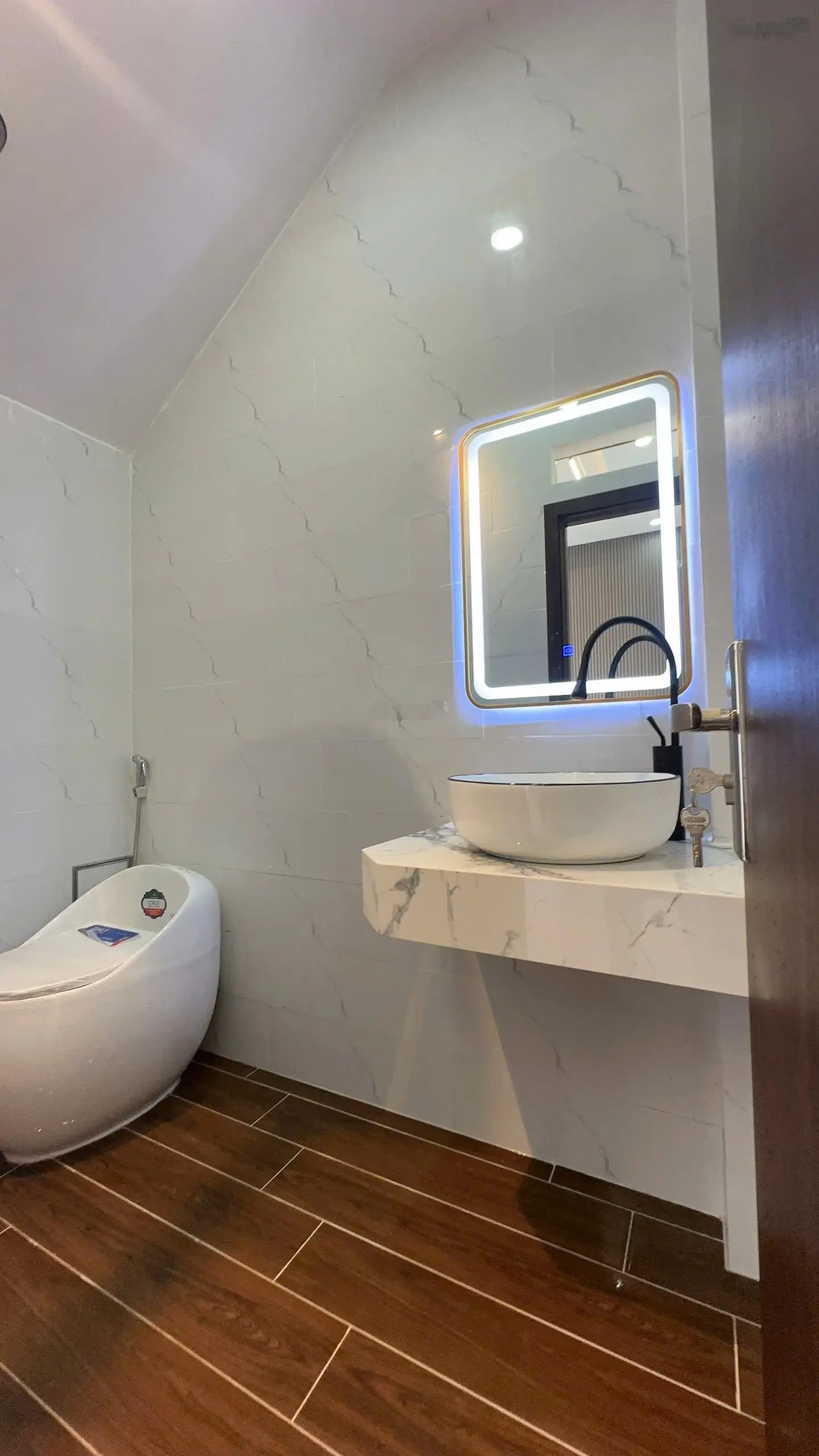 Chính chủ cần bán căn nhà tâm huyết, giá chỉ 3,25 tỷ/100.8m2, nhà mới đẹp y hình. LH: 0903316319